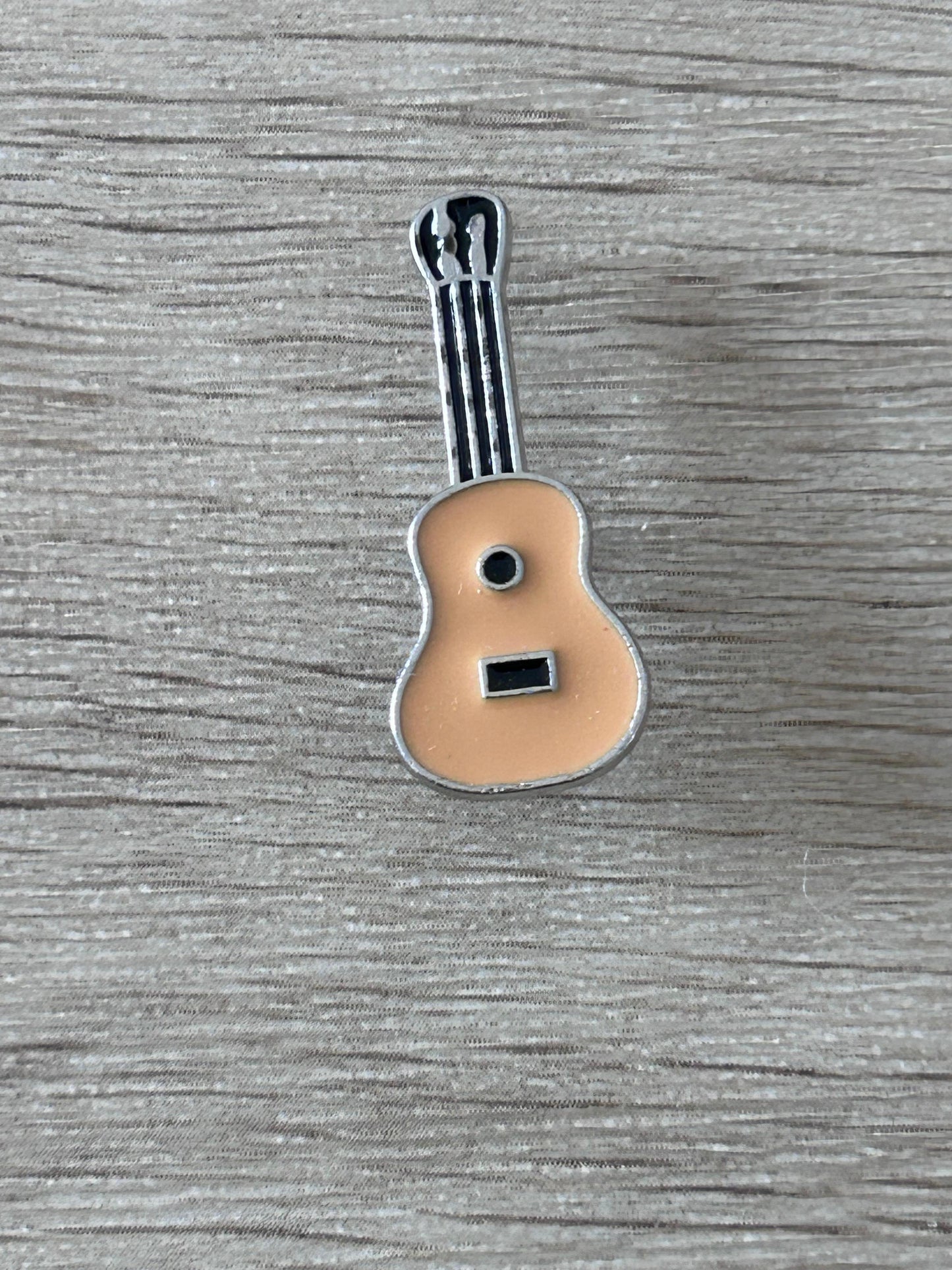 Broche guitare classique beige avec cordes métalliques et trou central