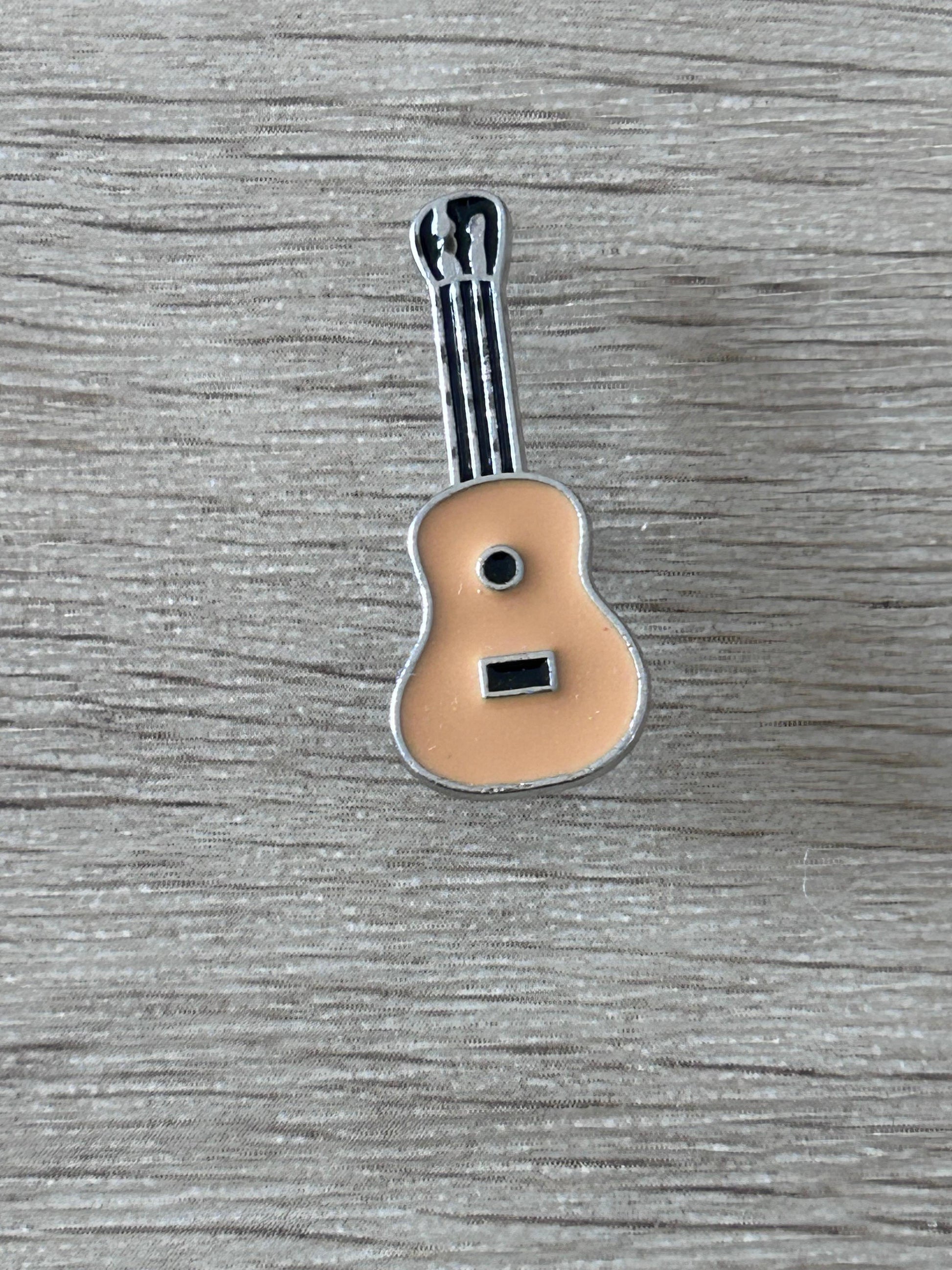 Broche guitare classique beige avec cordes métalliques et trou central