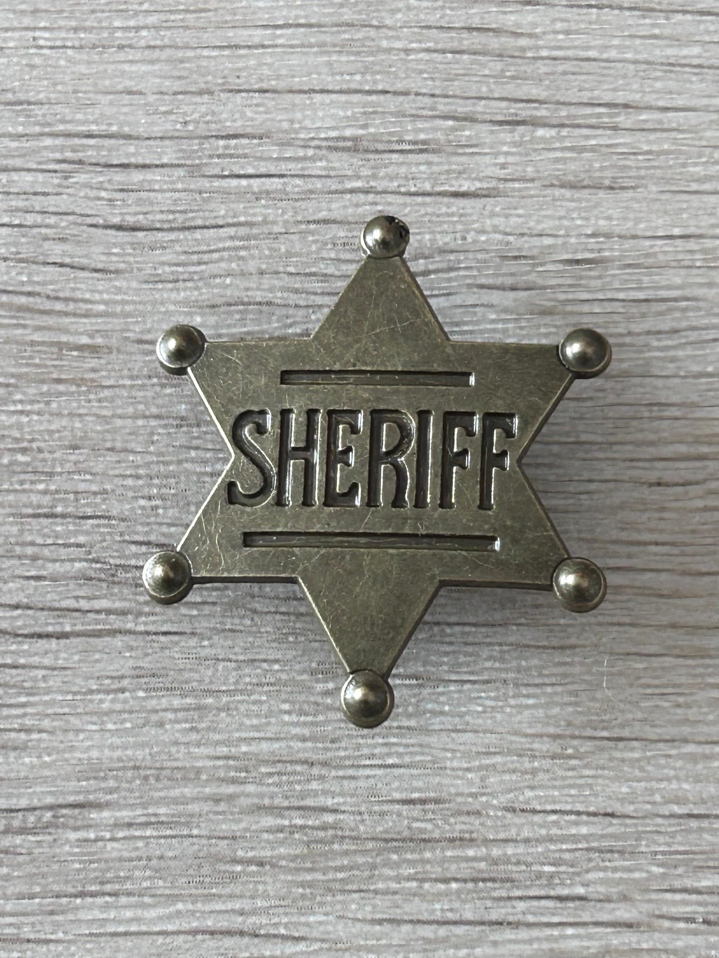 Broche étoile de shérif gris métallisé avec texte SHERIFF et 6 tiges
