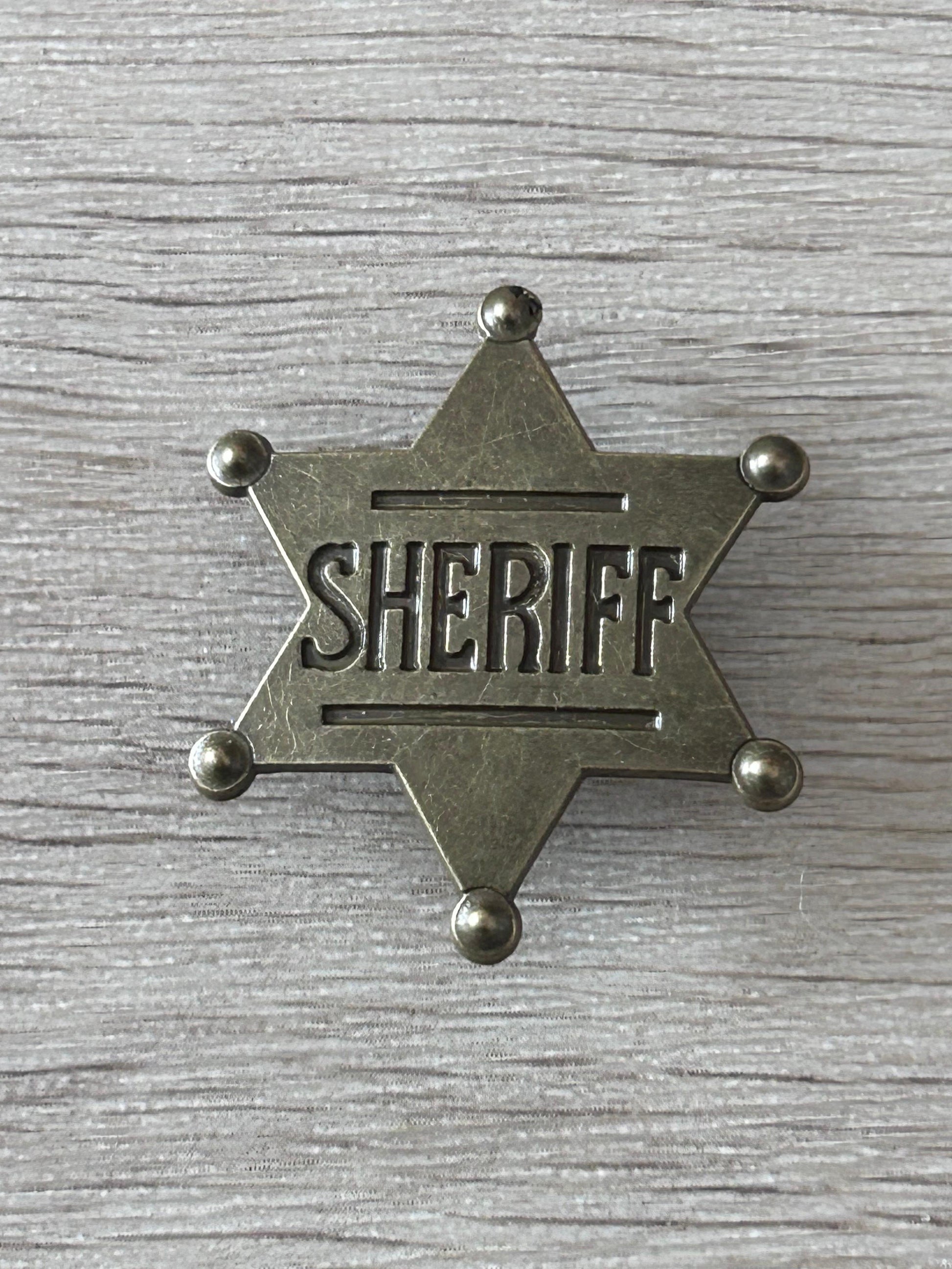 Broche étoile de shérif gris métallisé avec texte SHERIFF et 6 tiges