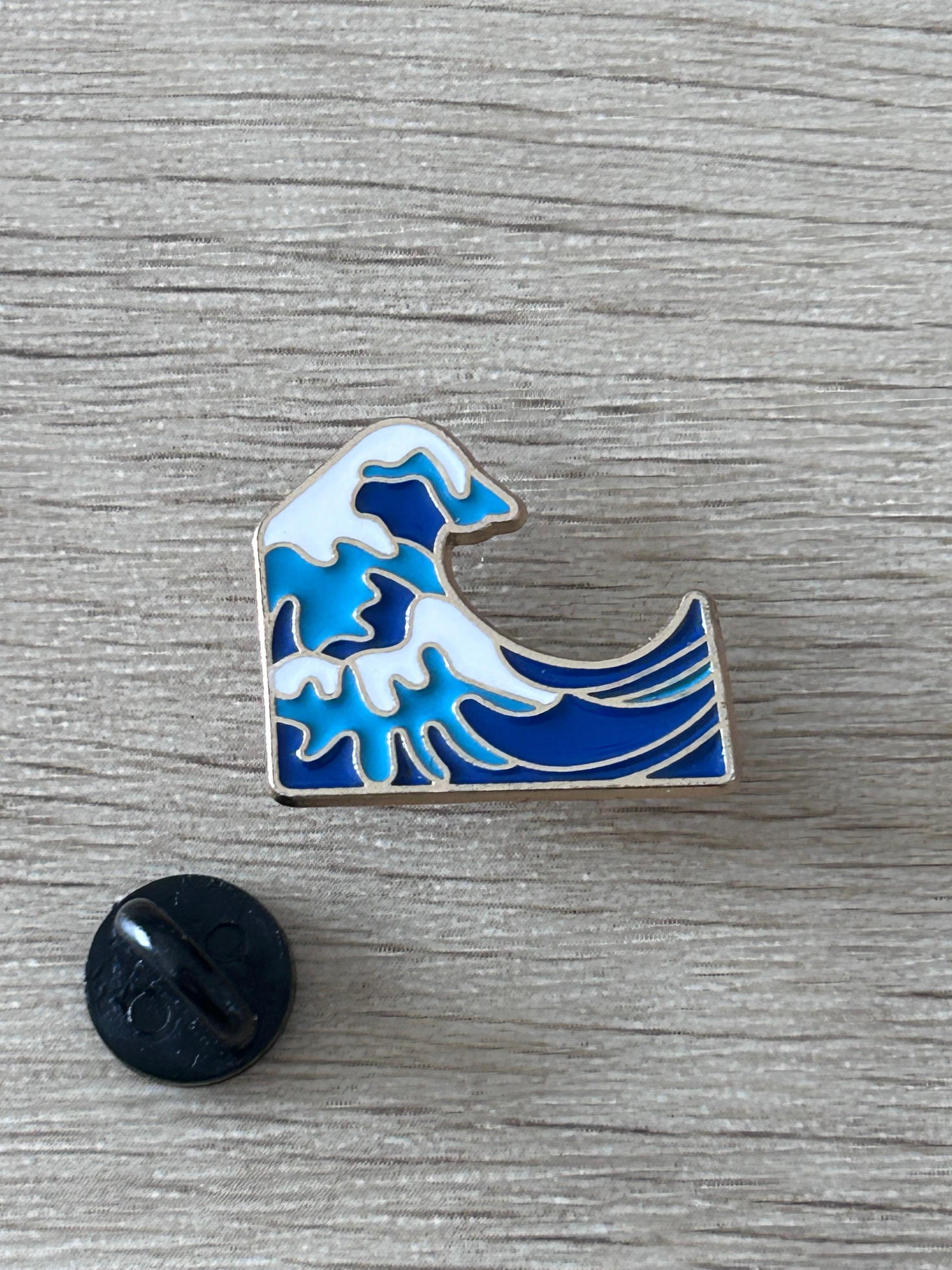 Pin's émaillé à vagues bleu et blanc, forme de vague (style Hokusai)
