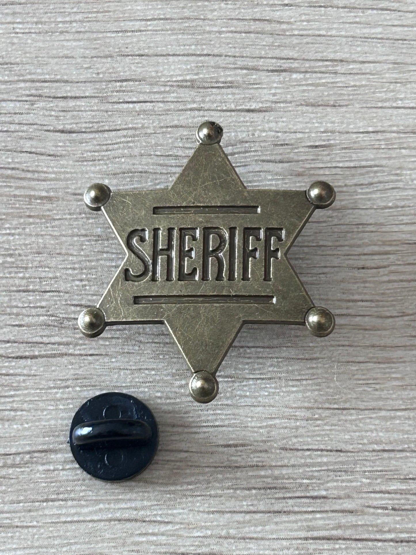 Broche étoile de shérif gris métallisé texte SHERIFF avec attache noire en plastique