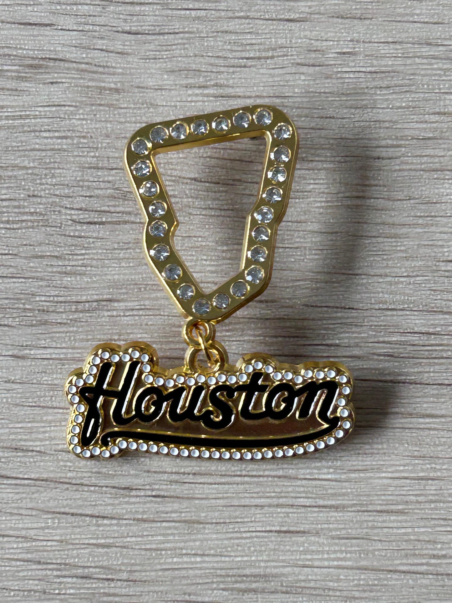 Broche pendentif Houston en strass, fond doré et inscription sertie de pierres