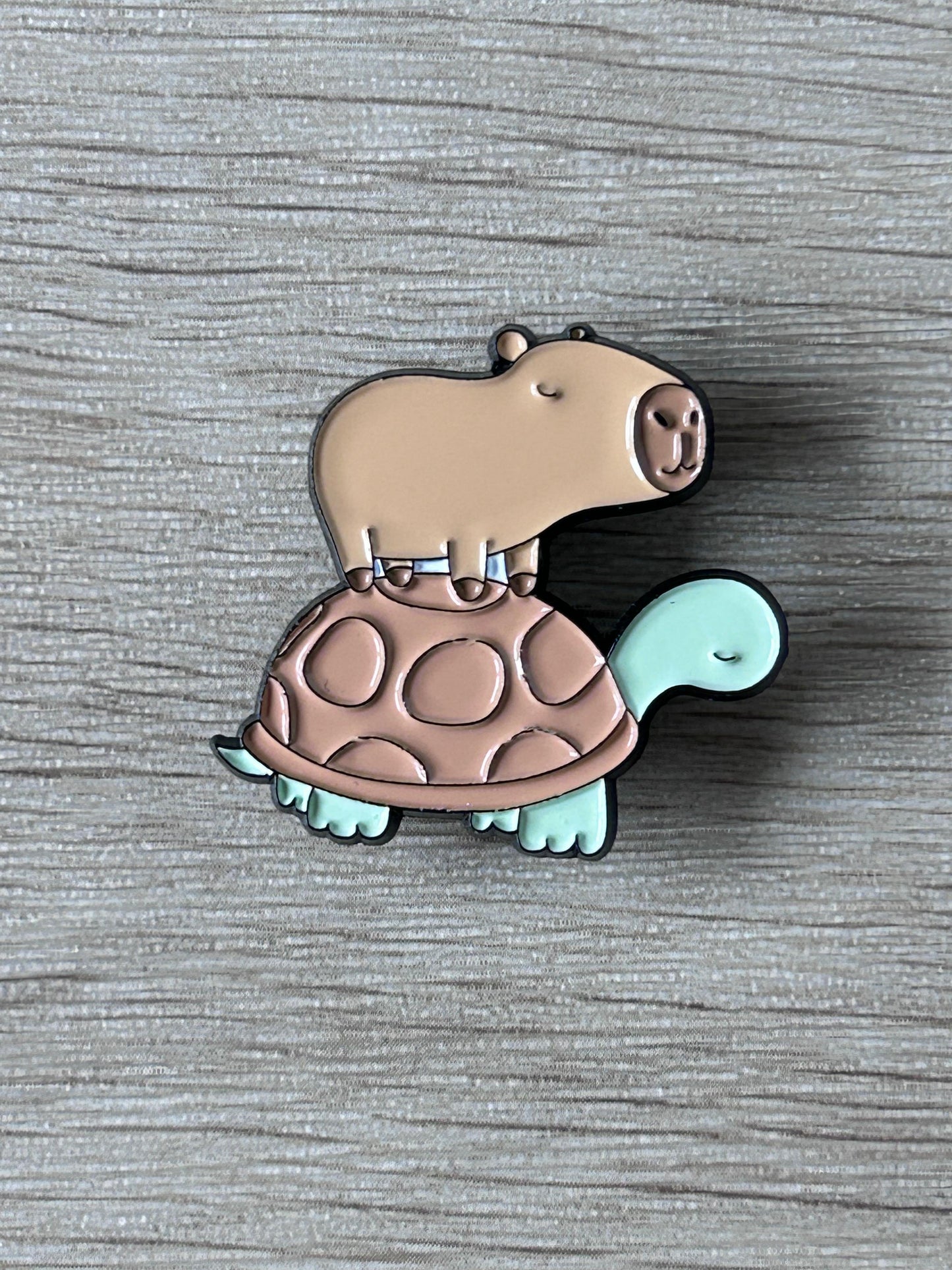 Broche émaillée capybara sur tortue, beige et brun, coque menthe, face de profil