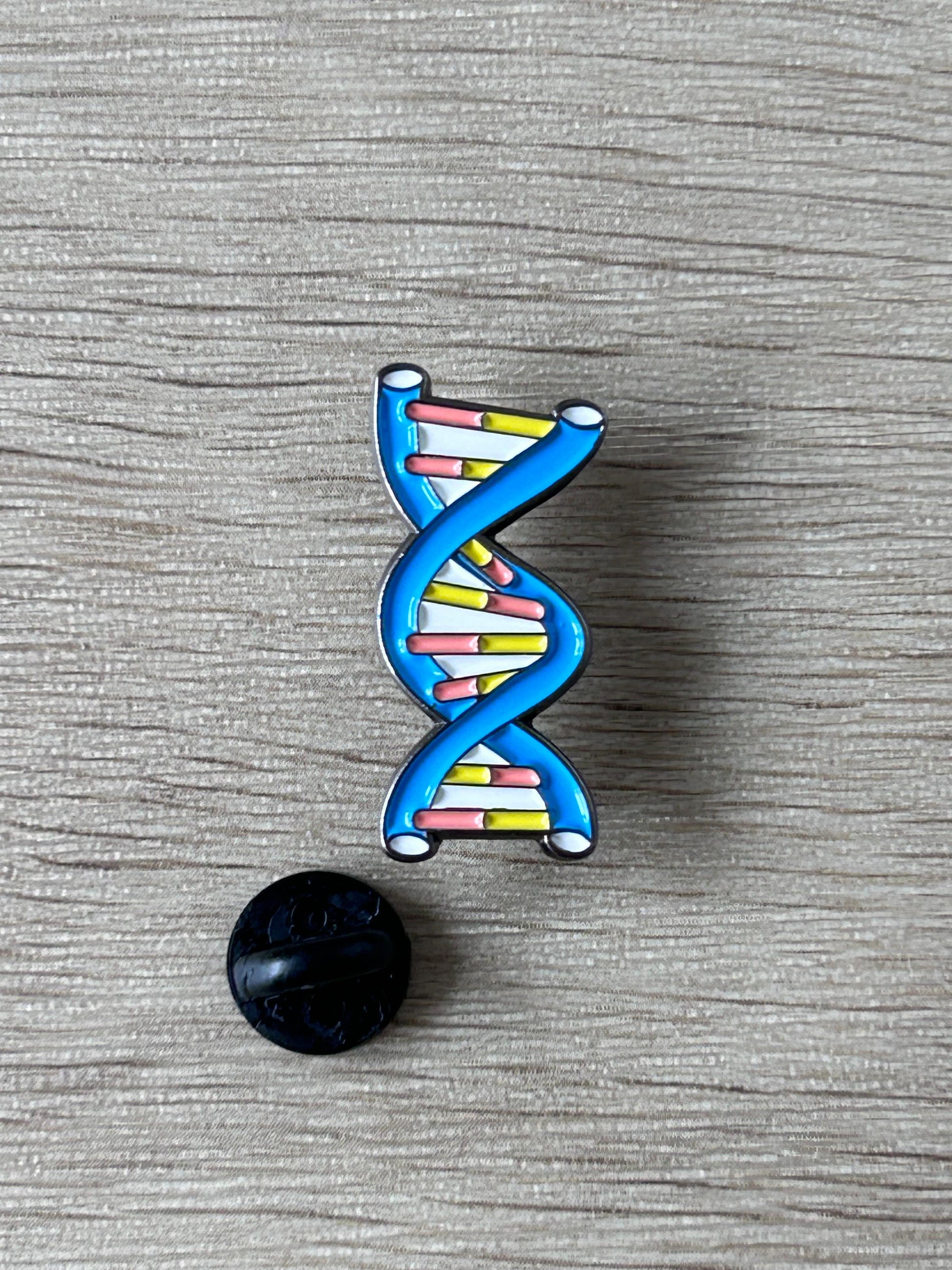 Pin's double hélice ADN bleu avec attache noire au dos et barrettes multicolores