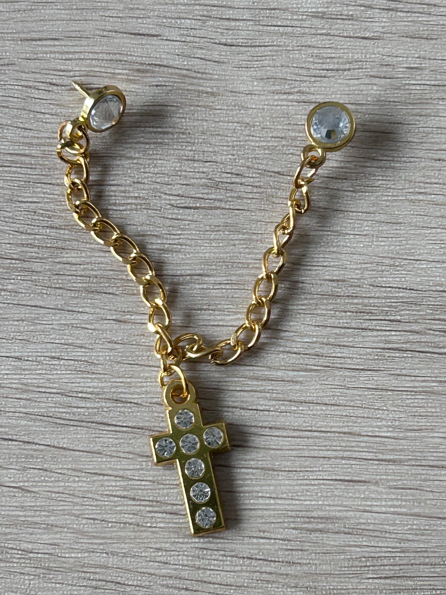 Collier chaîne dorée avec croix en strass et maillons chaînés