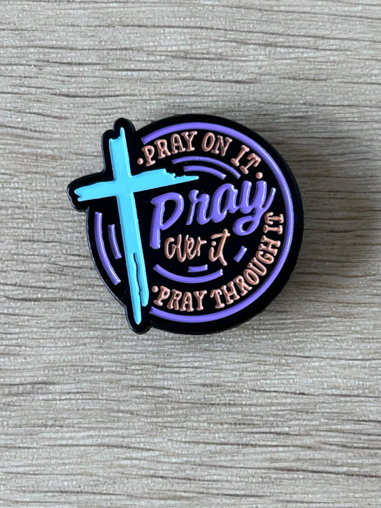 Broche ronde violette et noire avec croix bleue et texte «Pray over it»