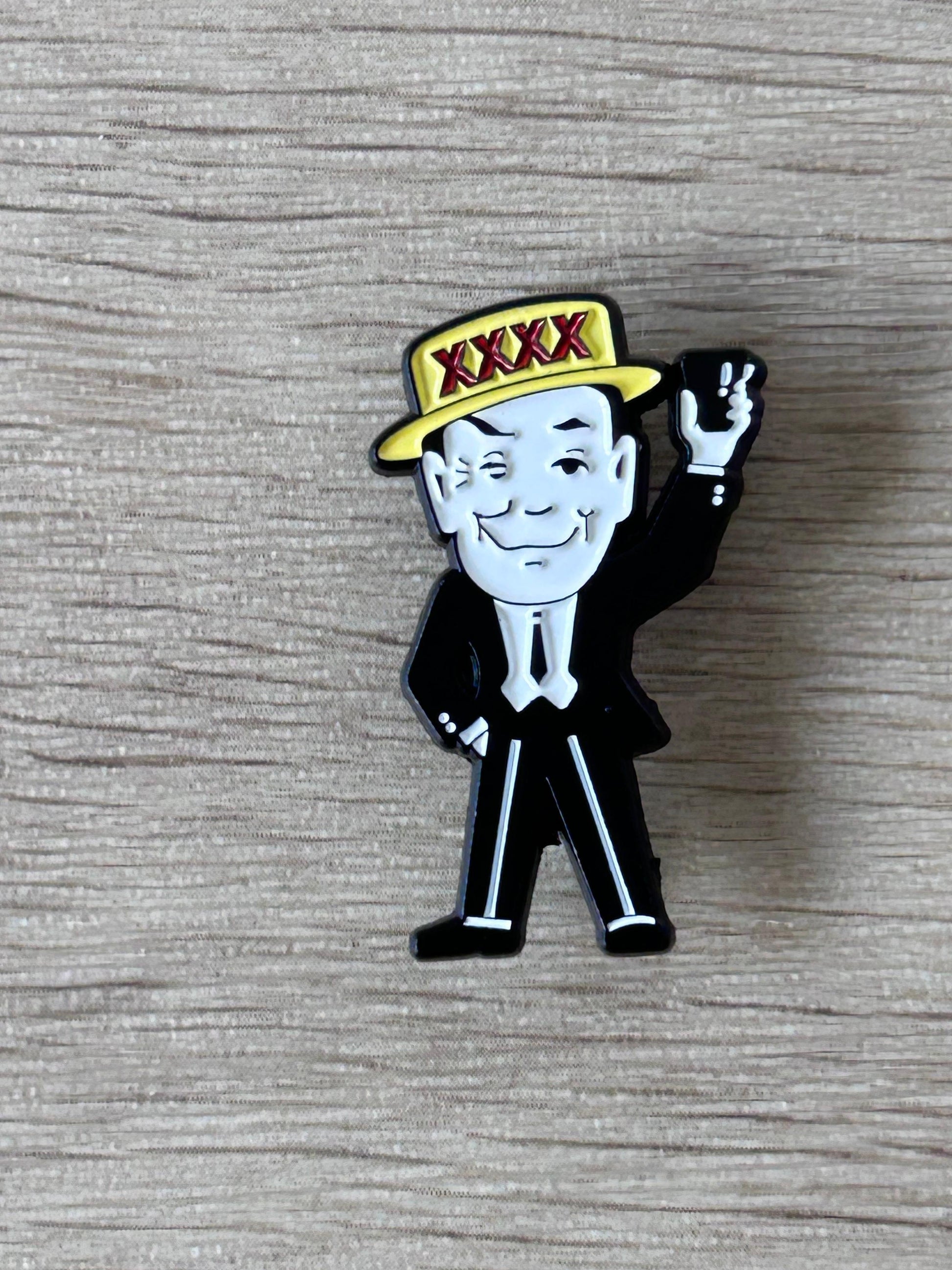 Pin's représentant un homme en costume noir avec un sombrero jaune décoré de rouge