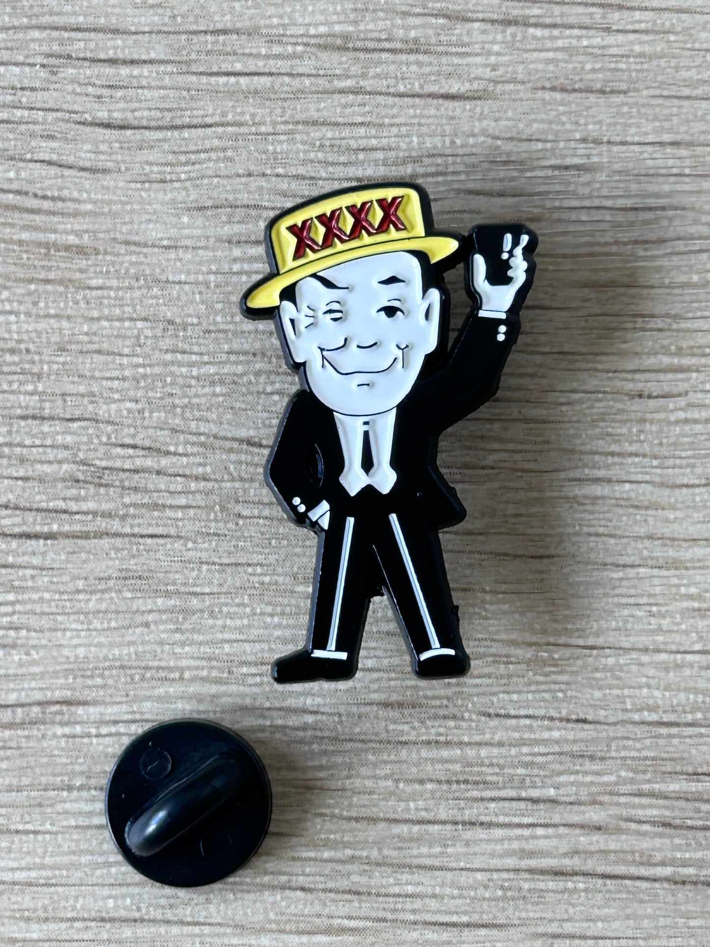 Détail du pin's homme au sombrero jaune et costume noir
