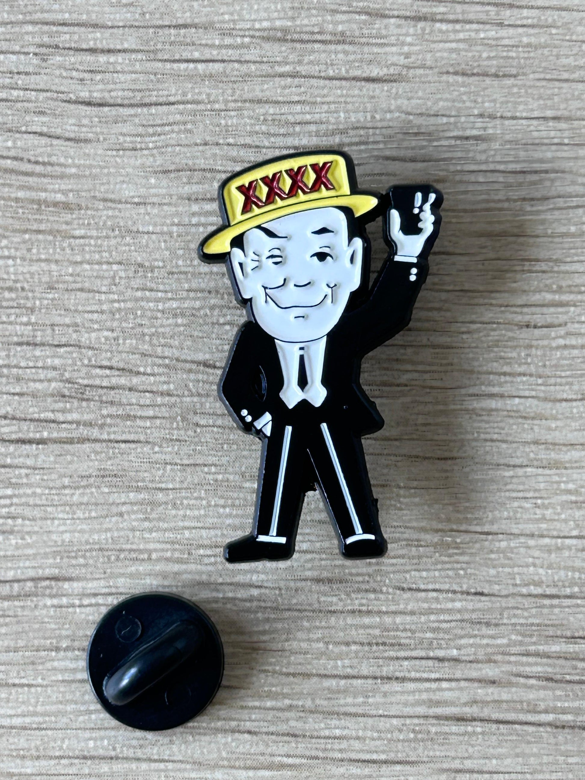 Détail du pin's homme au sombrero jaune et costume noir