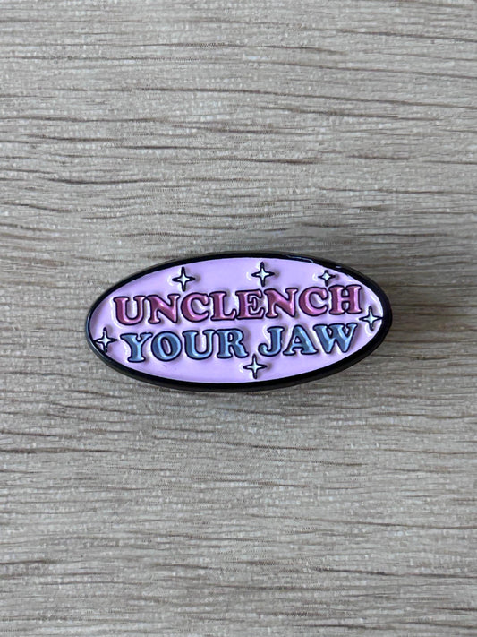Pin ovale émaillé violet « Unclench Your Jaw » avec étoiles, contour noir