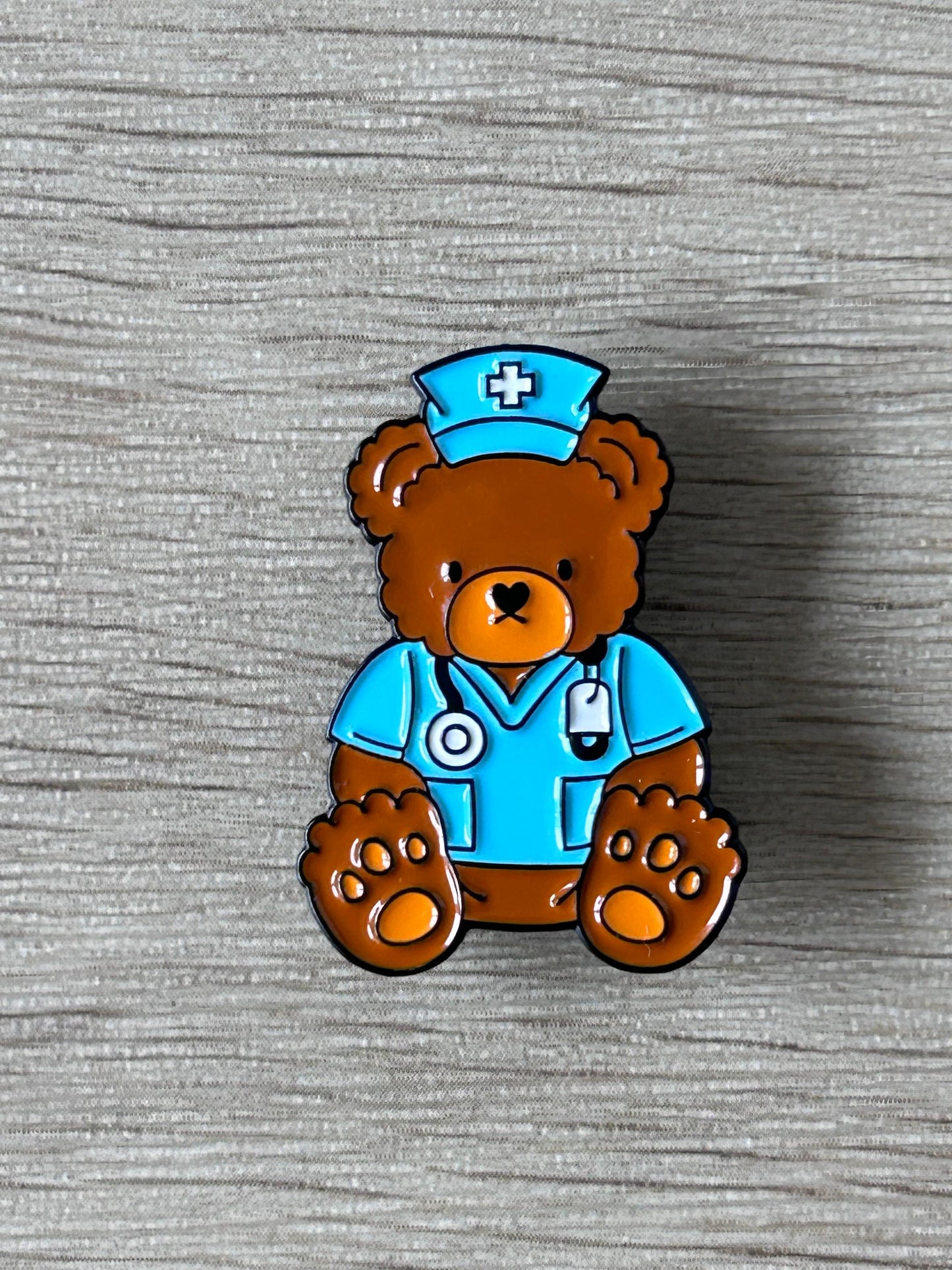 Épinglette en émail ourson docteur brun et bleu, chapeau à croix blanche et stéthoscope