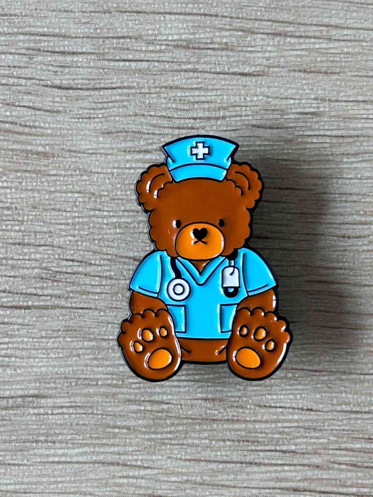Épinglette en émail ourson docteur brun et bleu, chapeau à croix blanche et stéthoscope