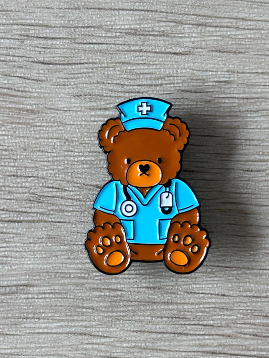 Épinglette en émail ourson docteur brun et bleu, chapeau à croix blanche et stéthoscope