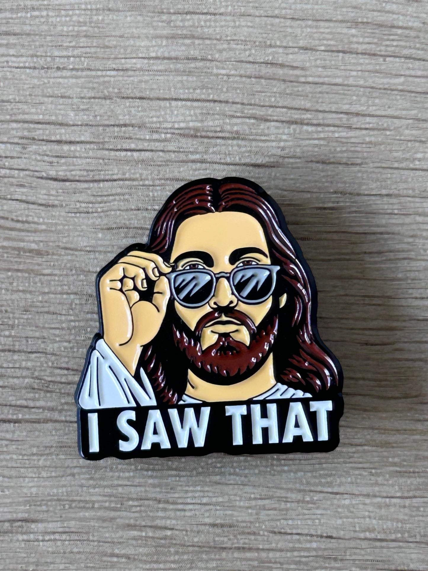 Broche émail visage de Jésus aux lunettes et barbe, main levée, inscription « I SAW THAT »