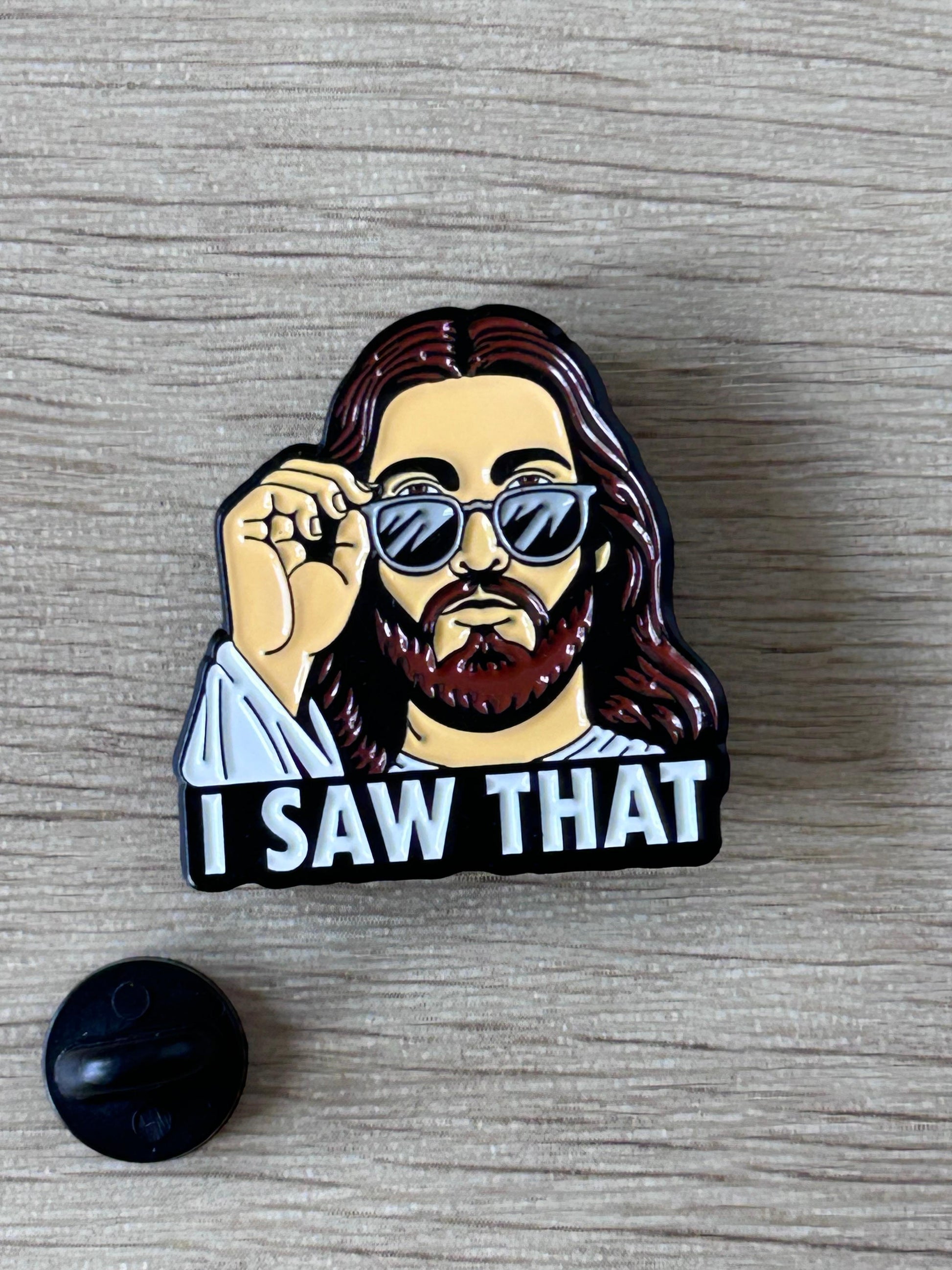 Broche émail Jésus aux lunettes de soleil, barbe, main levée, texte « I SAW THAT »
