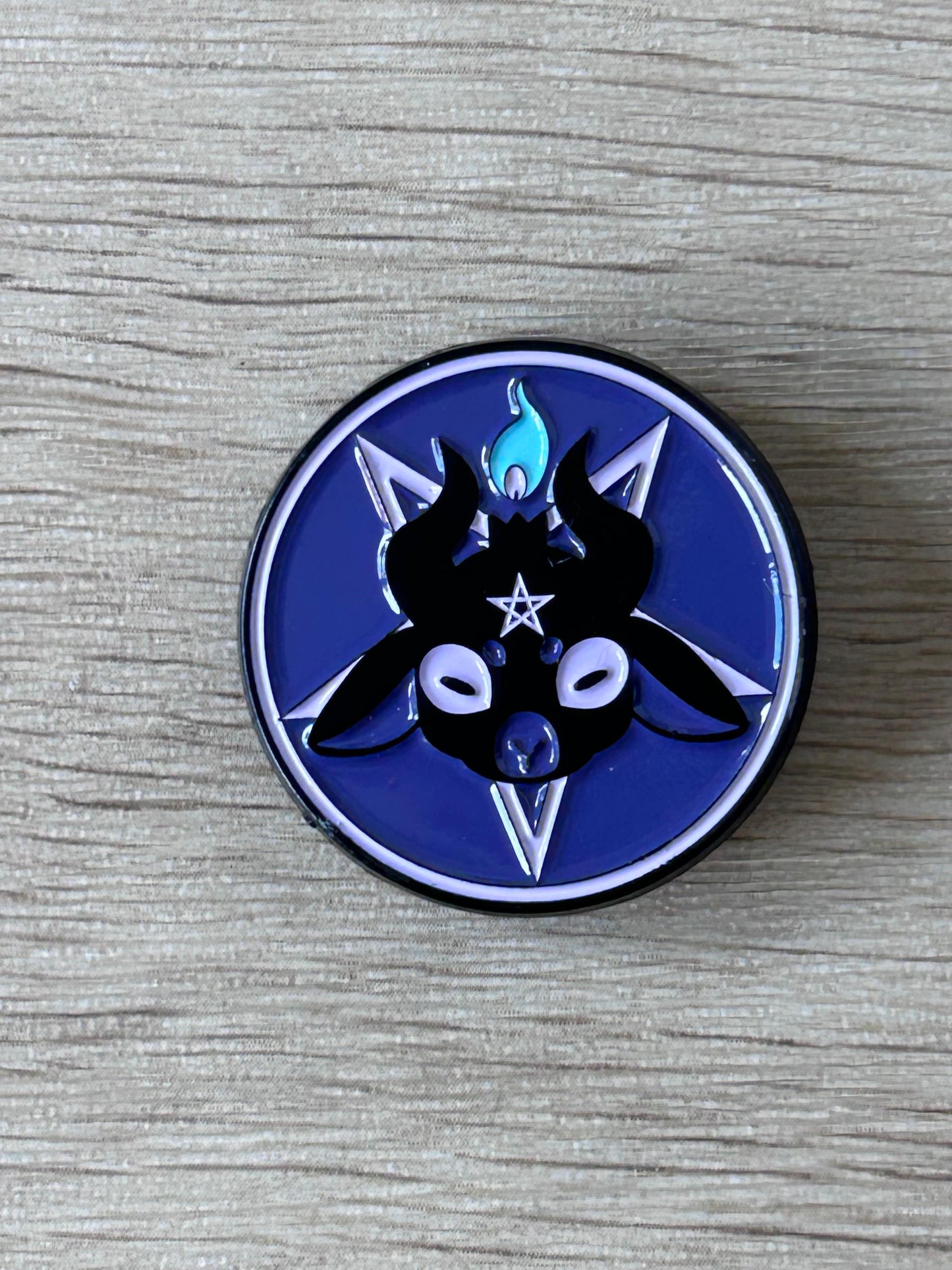 Pin circulaire bleu avec Baphomet noir kawaii, étoile et pentagramme