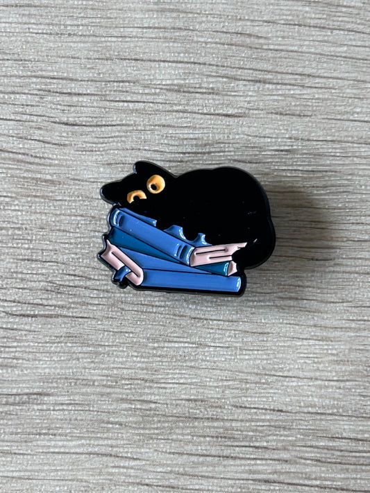 Pin chat noir tenant des livres bleus, petite épingle émaillée.