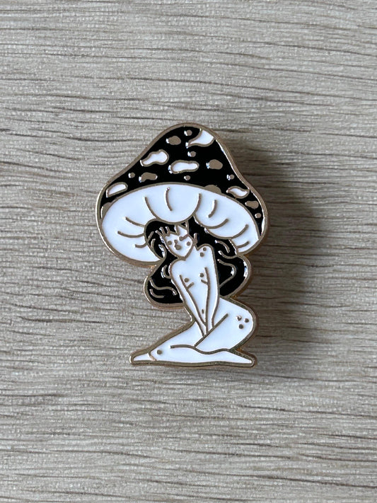 Pin's fée champignon émaillé noir et blanc, fillette sous chapeau à pois