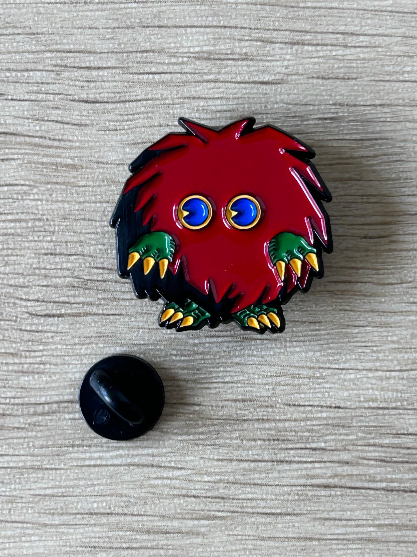 Pin's de monstre rouge poilu, attache noire en plastique