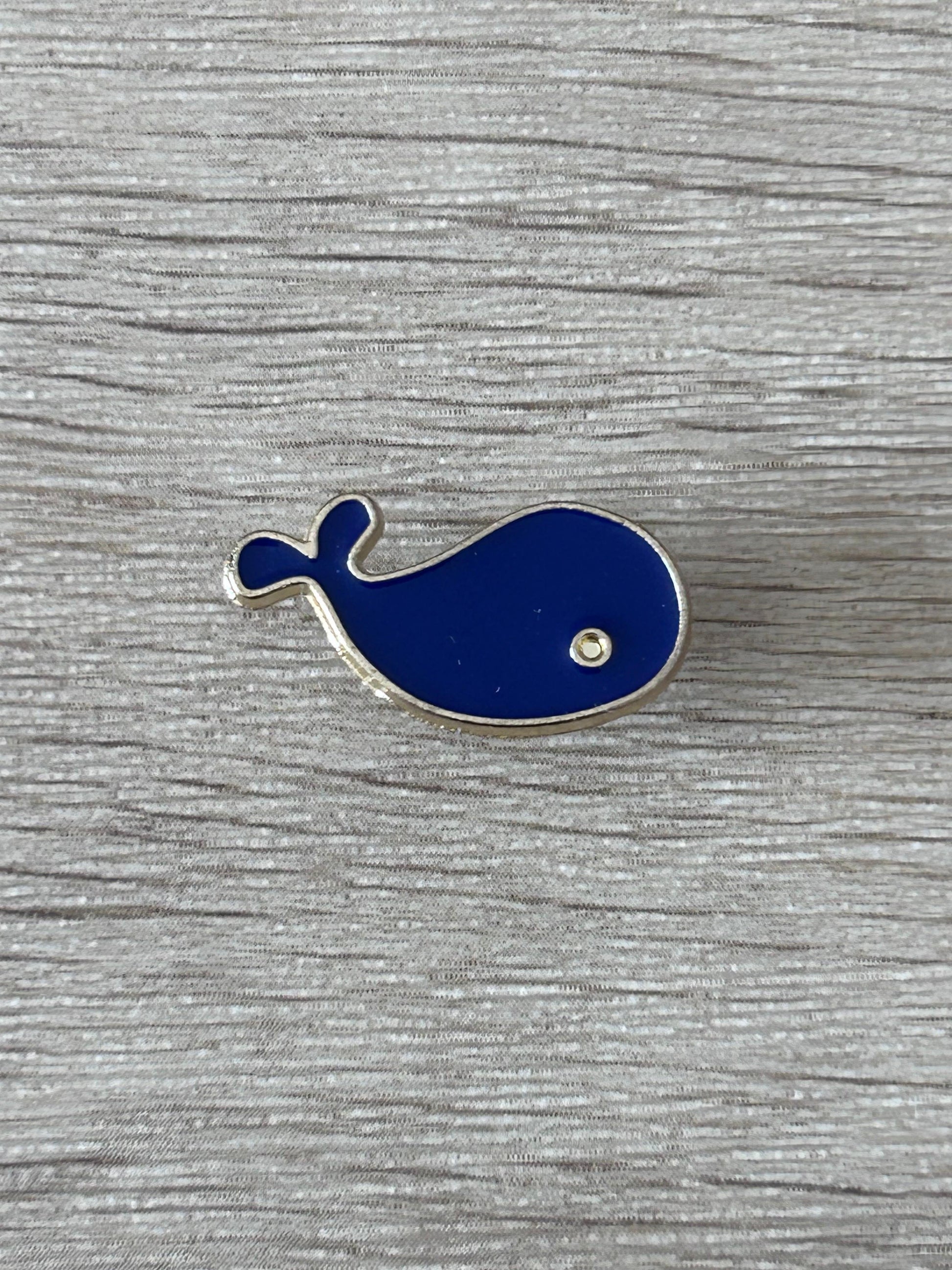 Broche baleine bleue émaillée avec épingle argentée