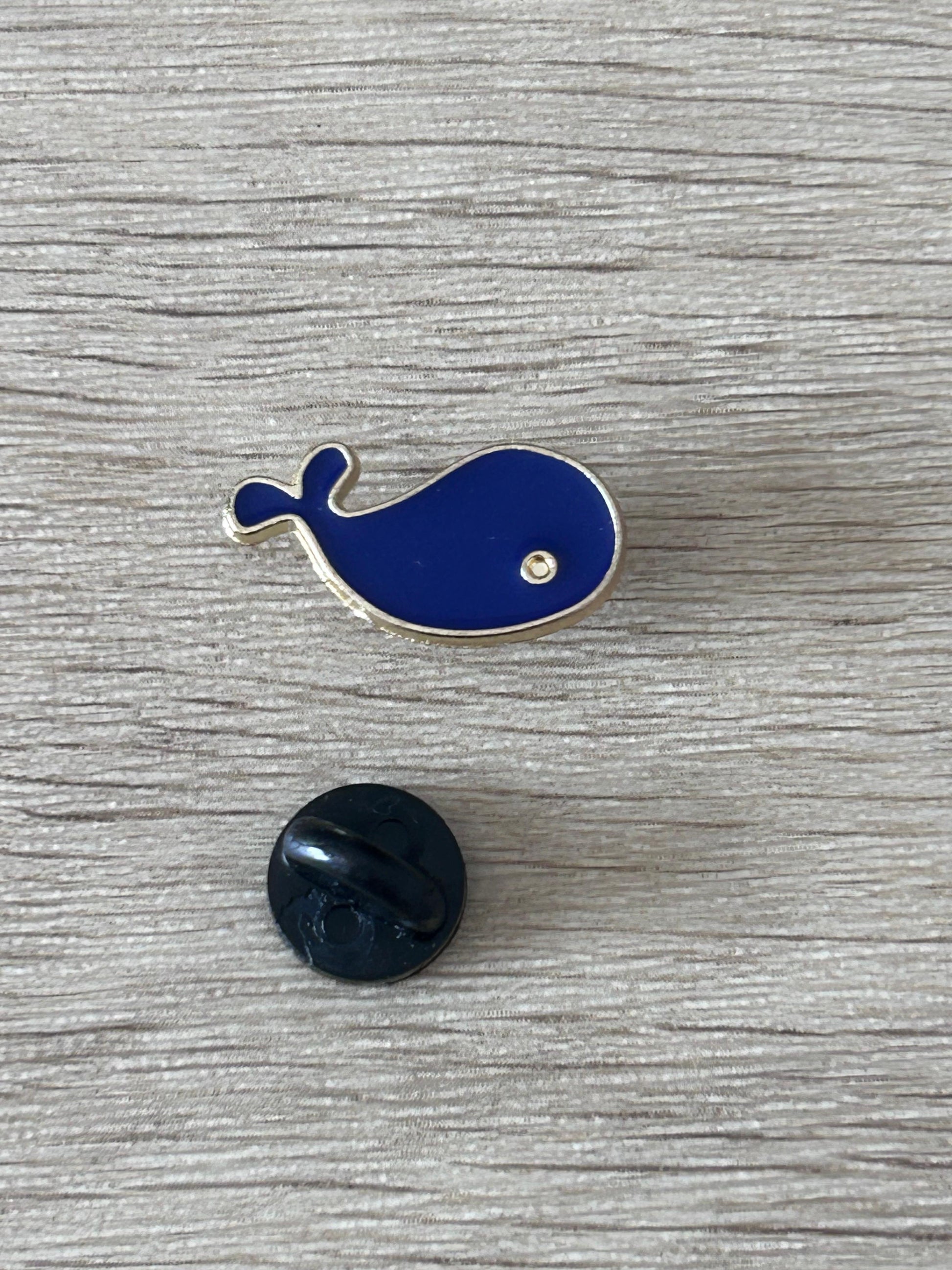 Broche baleine bleue émaillée avec dos noir rond