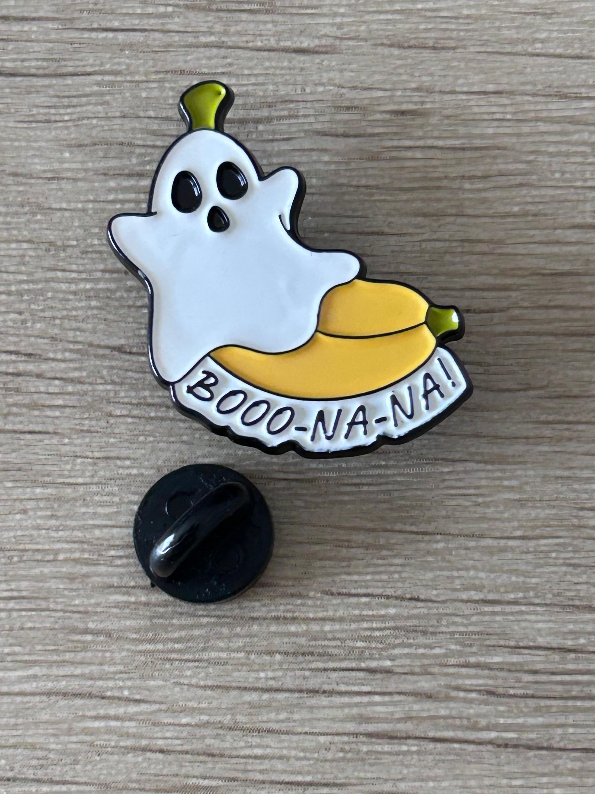 Épingle fantôme blanc vert et jaune, « BOOO-NA-NA » avec rond noir en bas