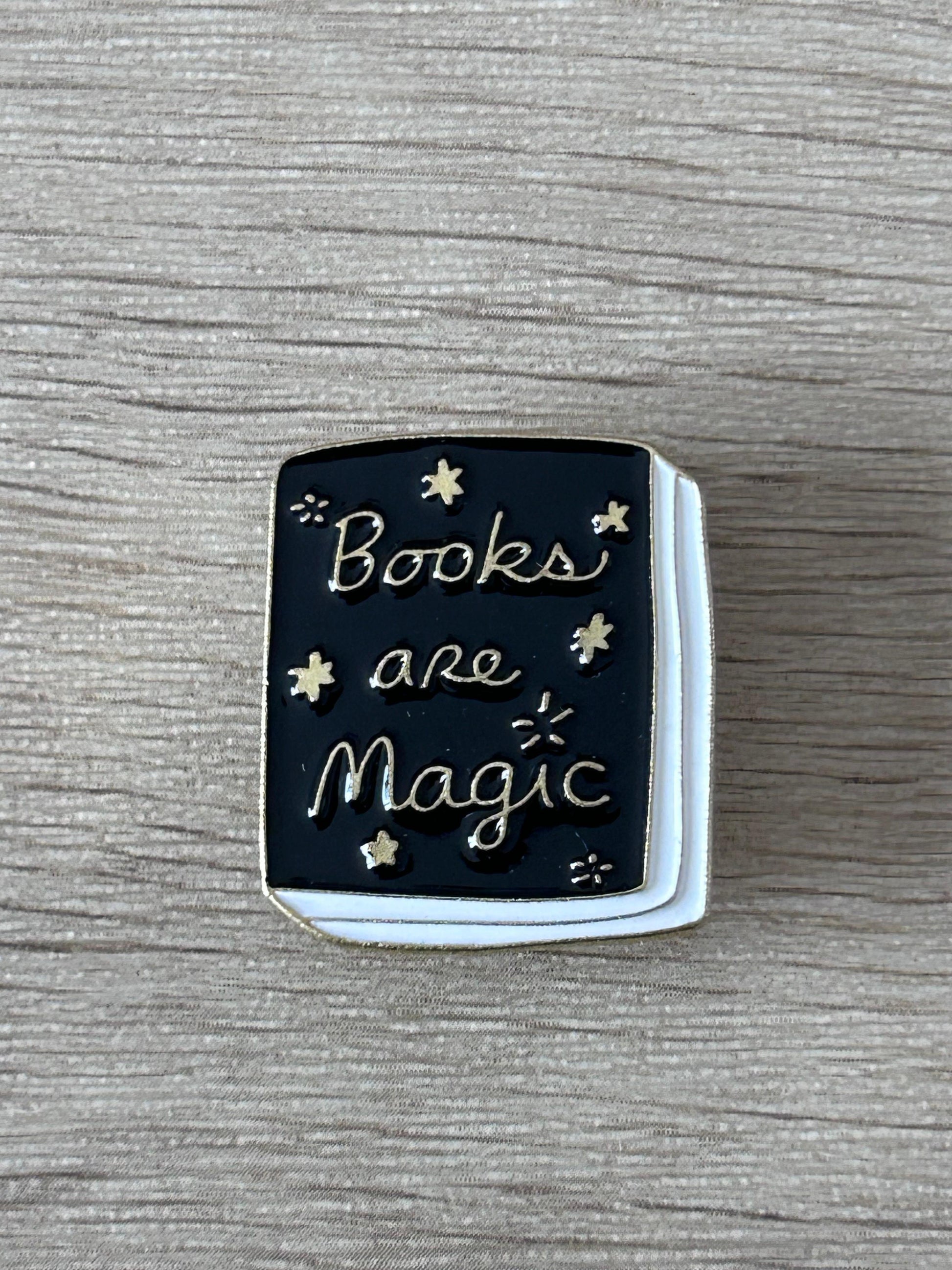 Broche carrée noire « Books are magic » avec étincelles et bord blanc