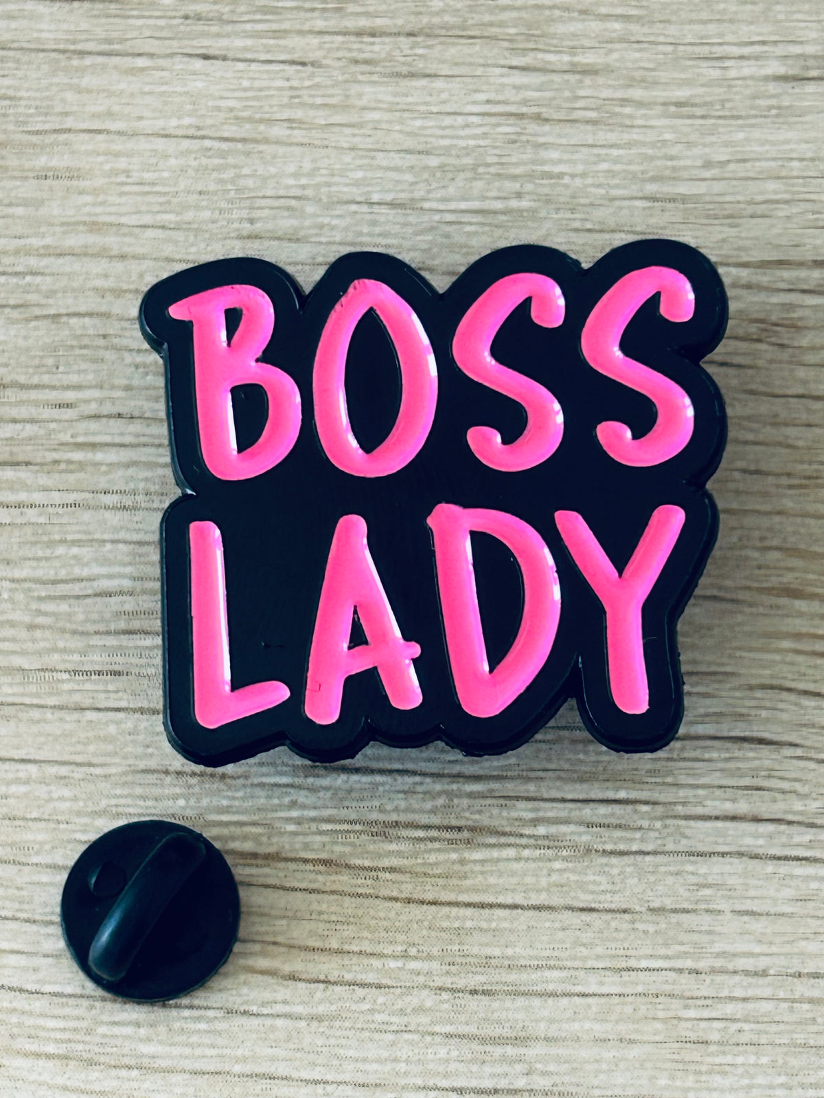 Épingle « BOSS LADY » rose et noir, vue avec attache au dos