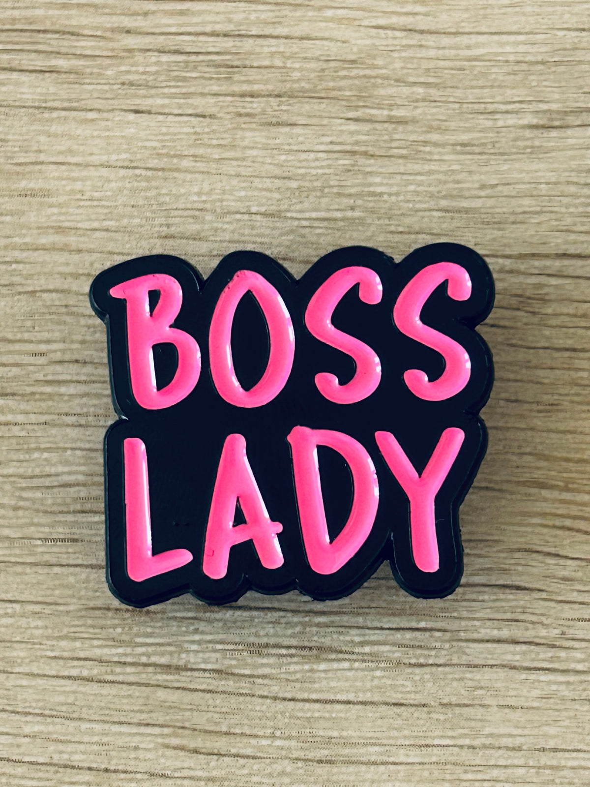 Épingle « BOSS LADY » en émail rose et noir