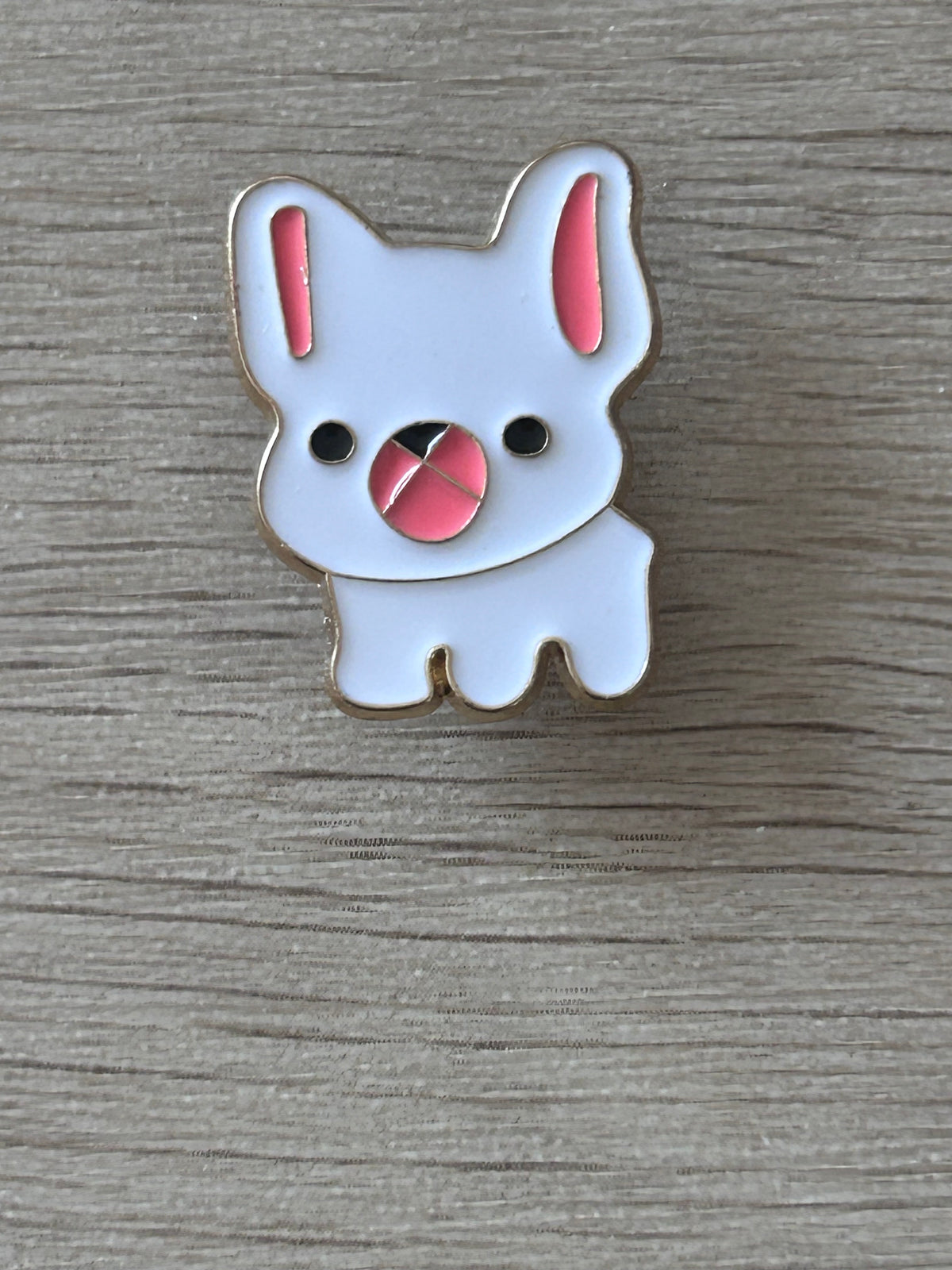 Pin's représentant un bouledogue français bleu pâle avec un museau rose