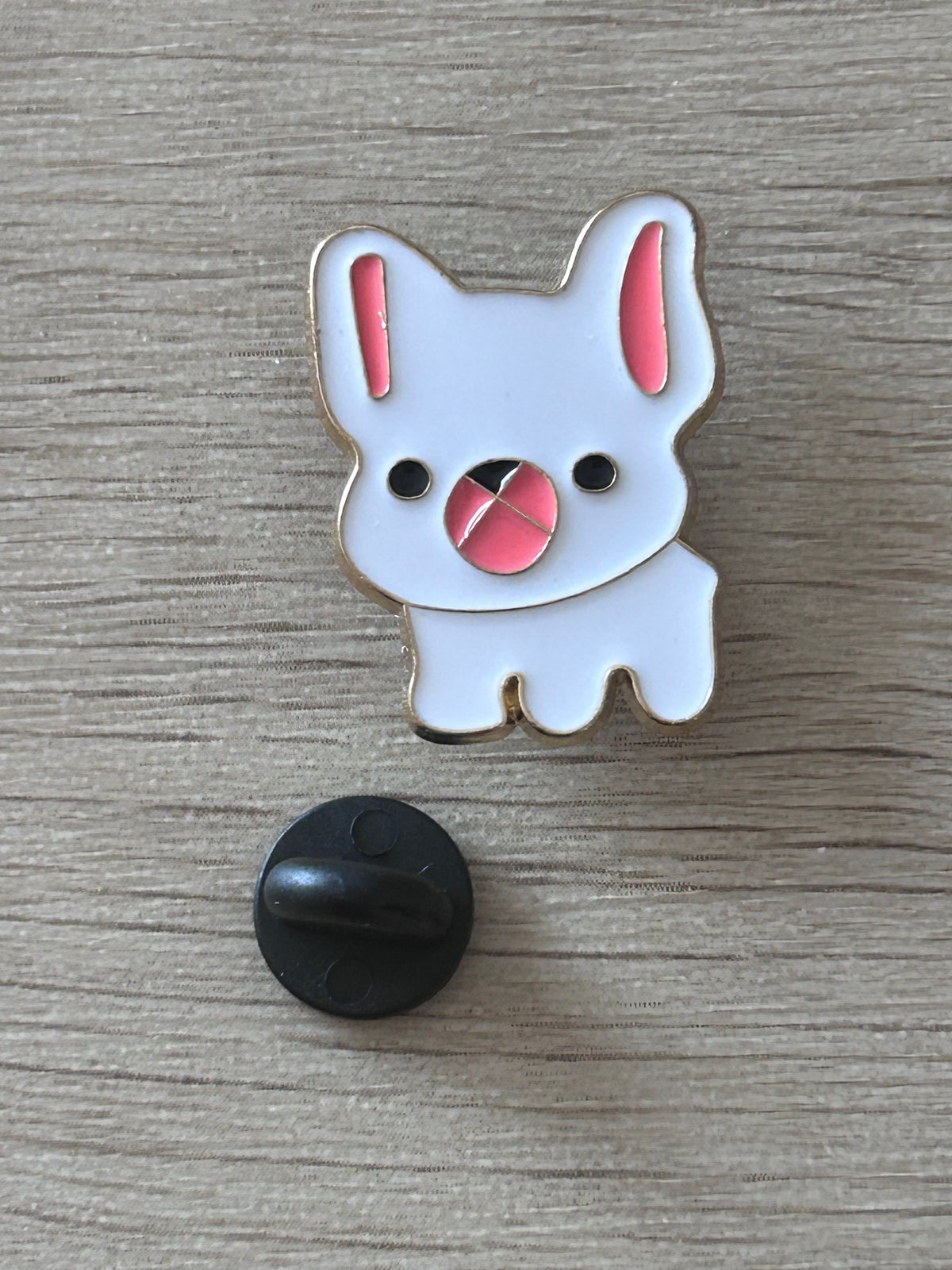 Détail d’un pin's bouledogue français aux oreilles dressées