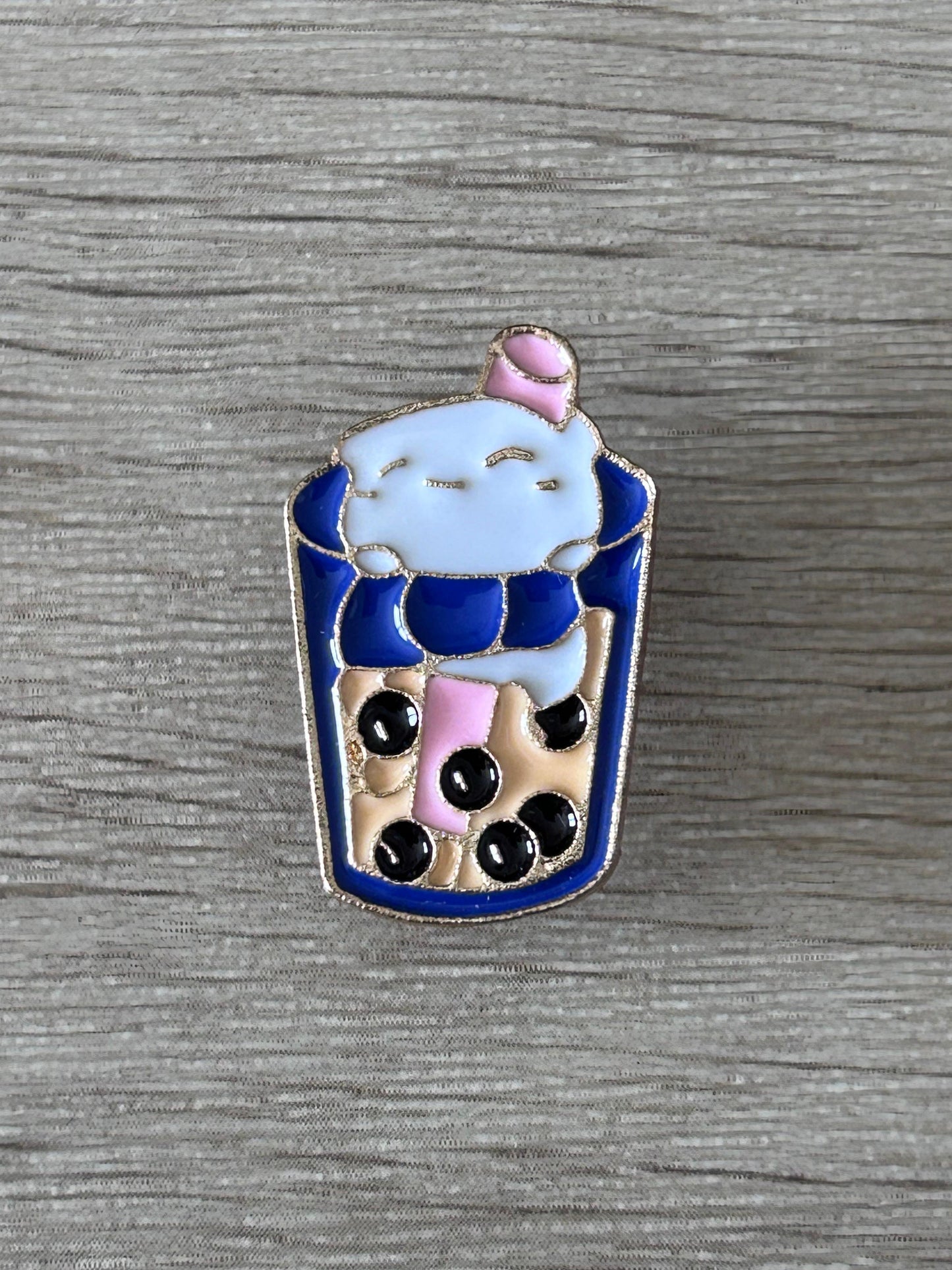 Broche gobelet bubble tea bleu kawaii, visage et petit détail rose en haut