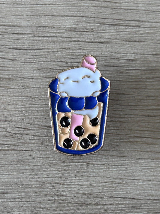 Broche gobelet bubble tea bleu kawaii, visage et petit détail rose en haut