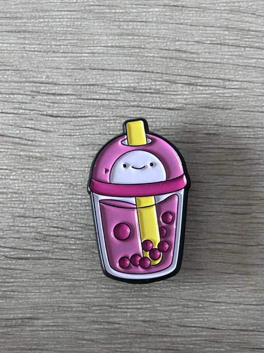 Épingle émail bubble tea rose avec visage souriant et perles violettes