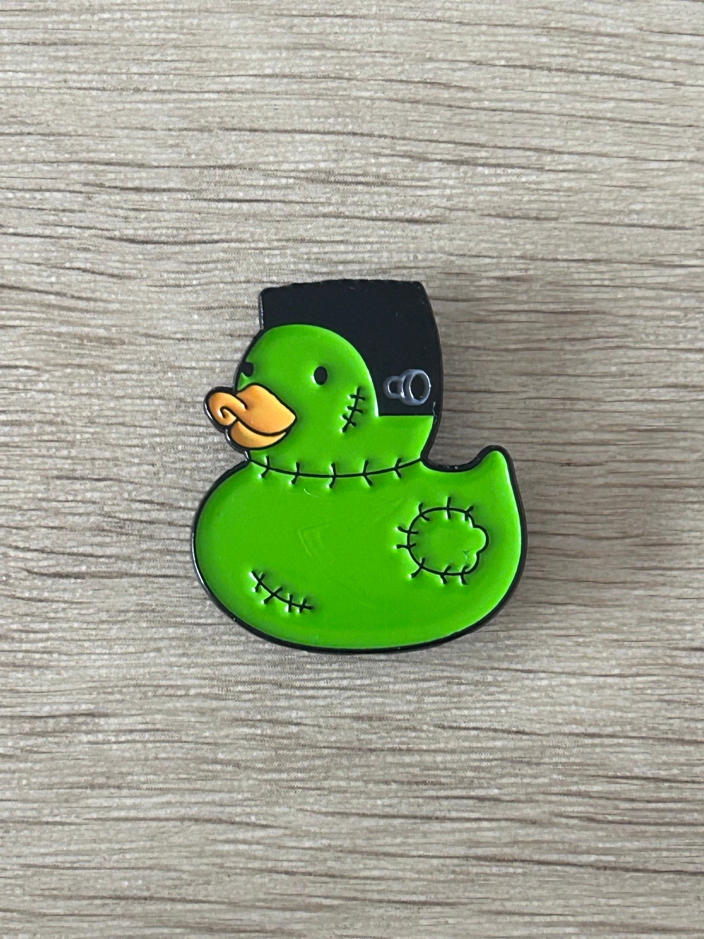 Épingle canard Frankenstein verte avec couture et cicatrices noires, dos noir