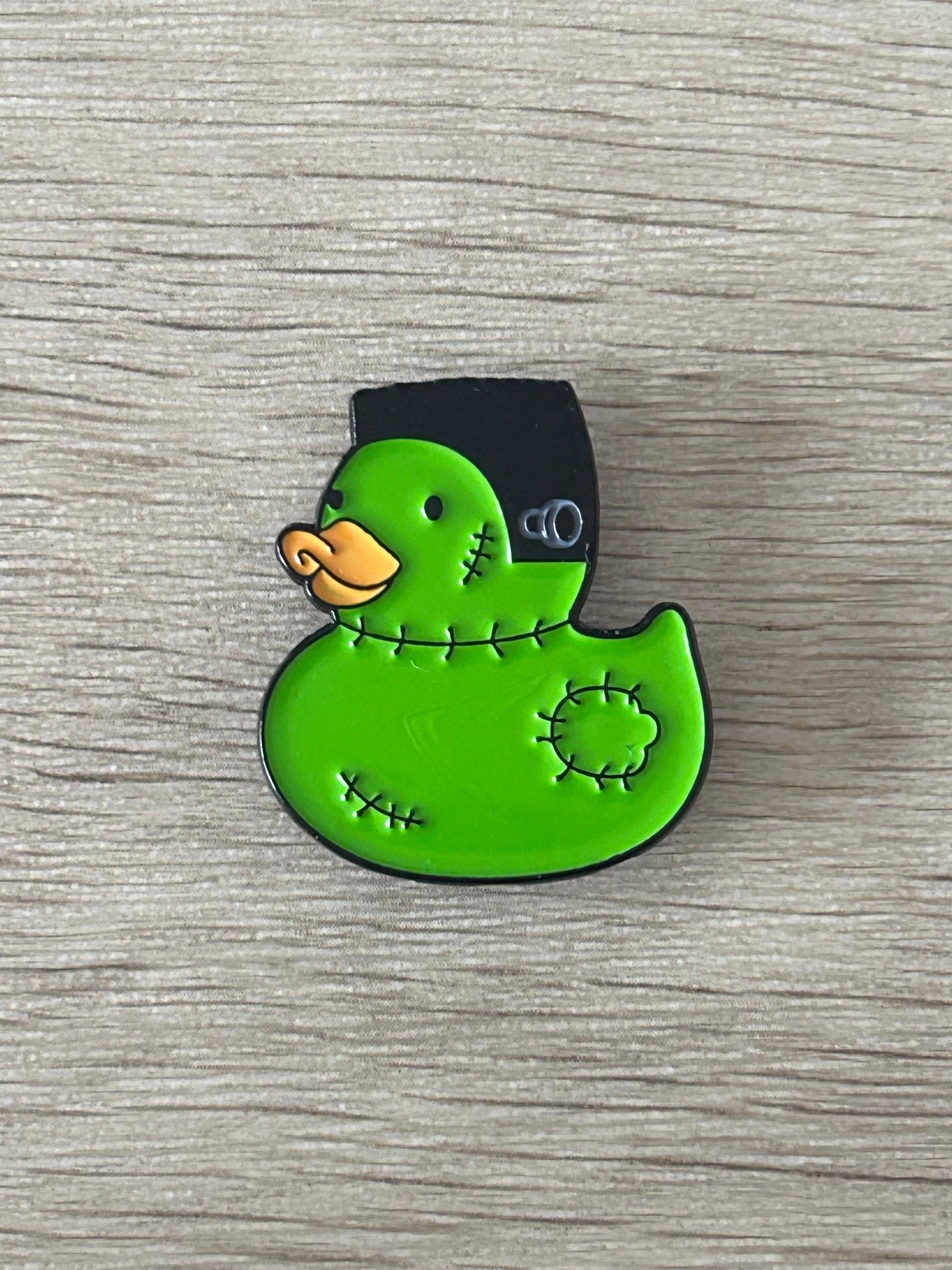 Épingle canard Frankenstein verte avec couture et cicatrices noires, dos noir