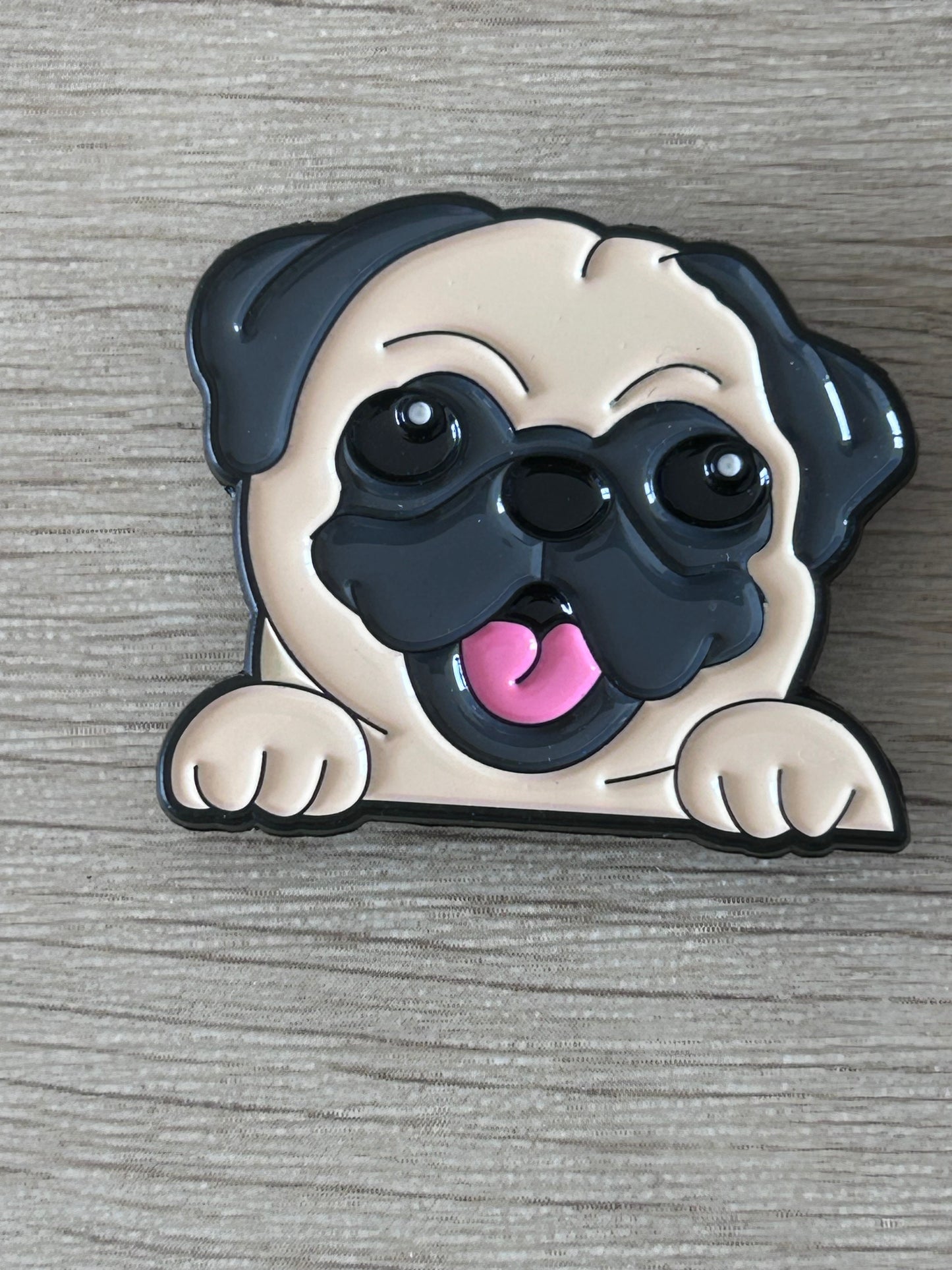 Pin's représentant un carlin noir et beige qui tire la langue