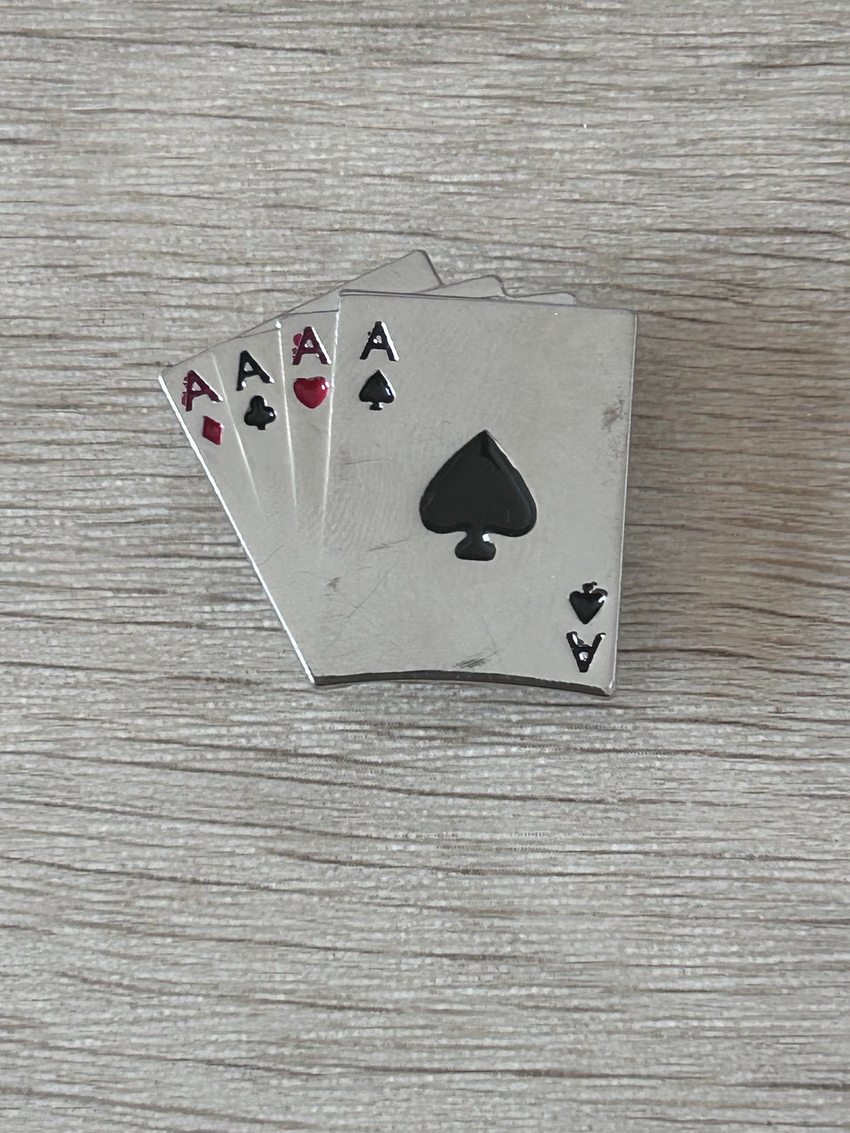 Pin's représentant un carré d’as avec les quatre enseignes de cartes