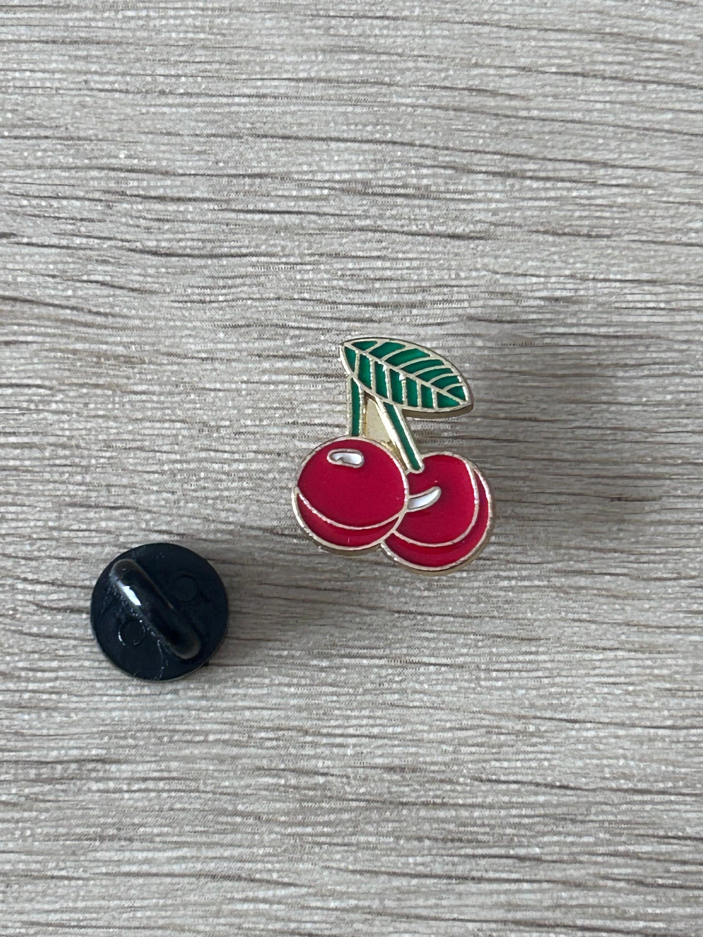 Broche cerises rouges avec feuille verte, dos noir détaché