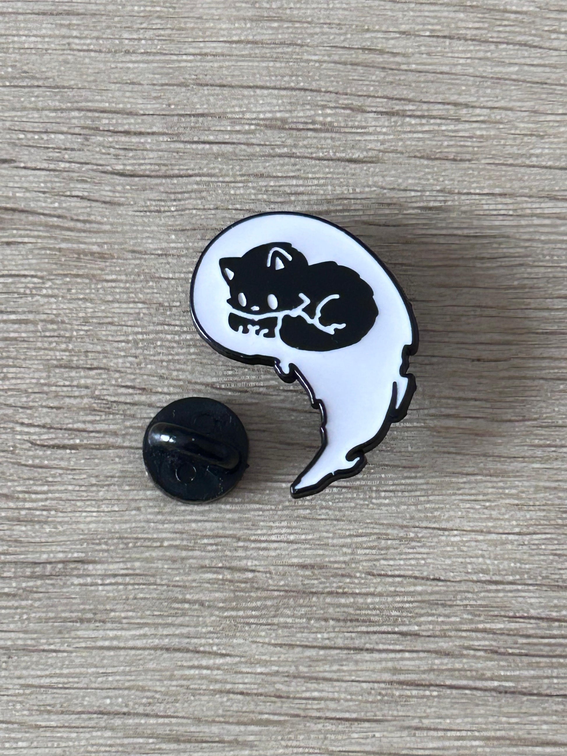 Pin rond chat fantôme noir et blanc avec attache arrière noire