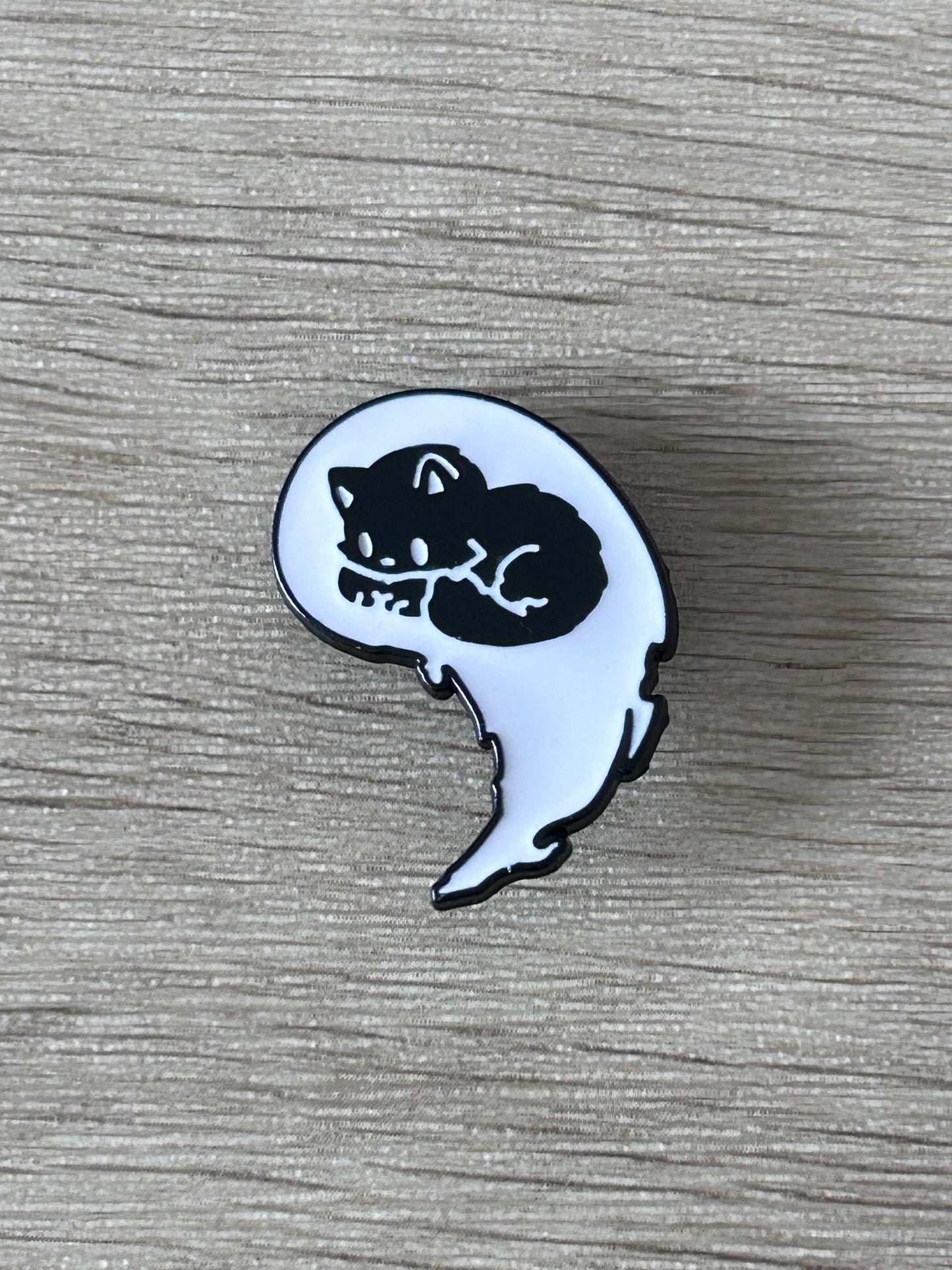 Pin rond en émail avec silhouette de chat fantôme noir et blanc