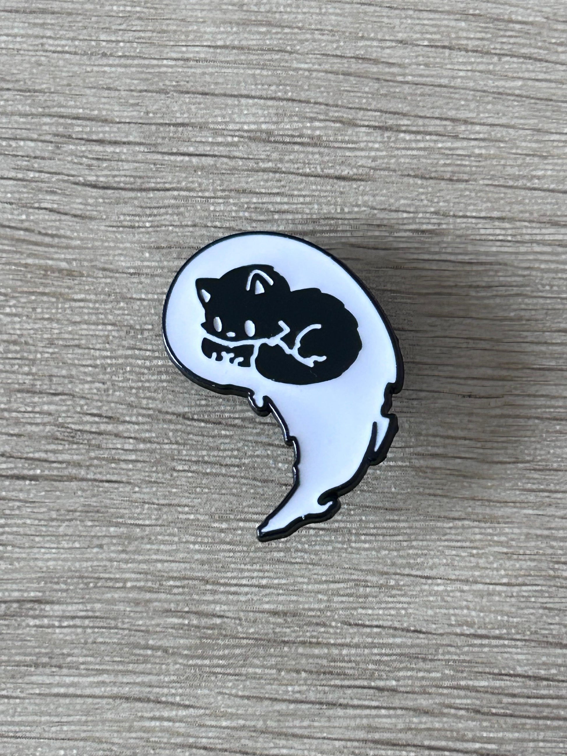 Pin rond en émail avec silhouette de chat fantôme noir et blanc