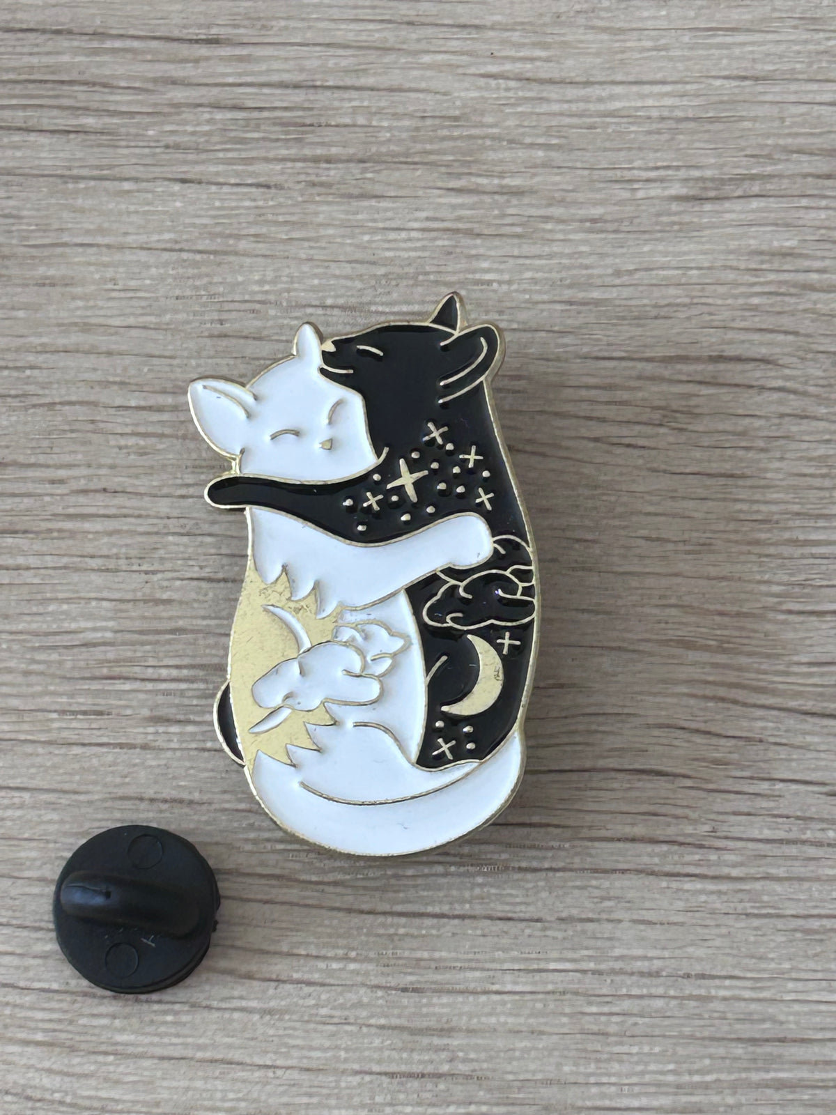 Détail du pin's chats amoureux sous la lune