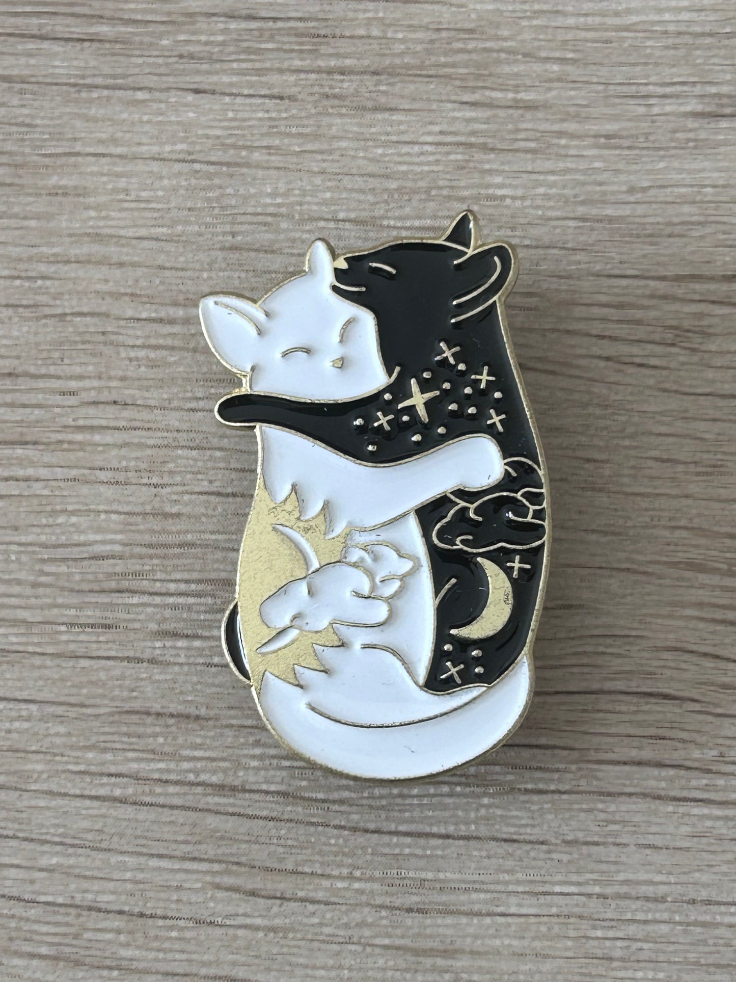 Pin's représentant deux chats amoureux sous une lune et des étoiles
