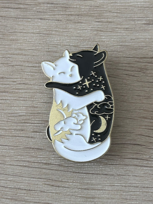 Broche émaillée deux chats amoureux, motif lune et étoiles, noir et blanc.