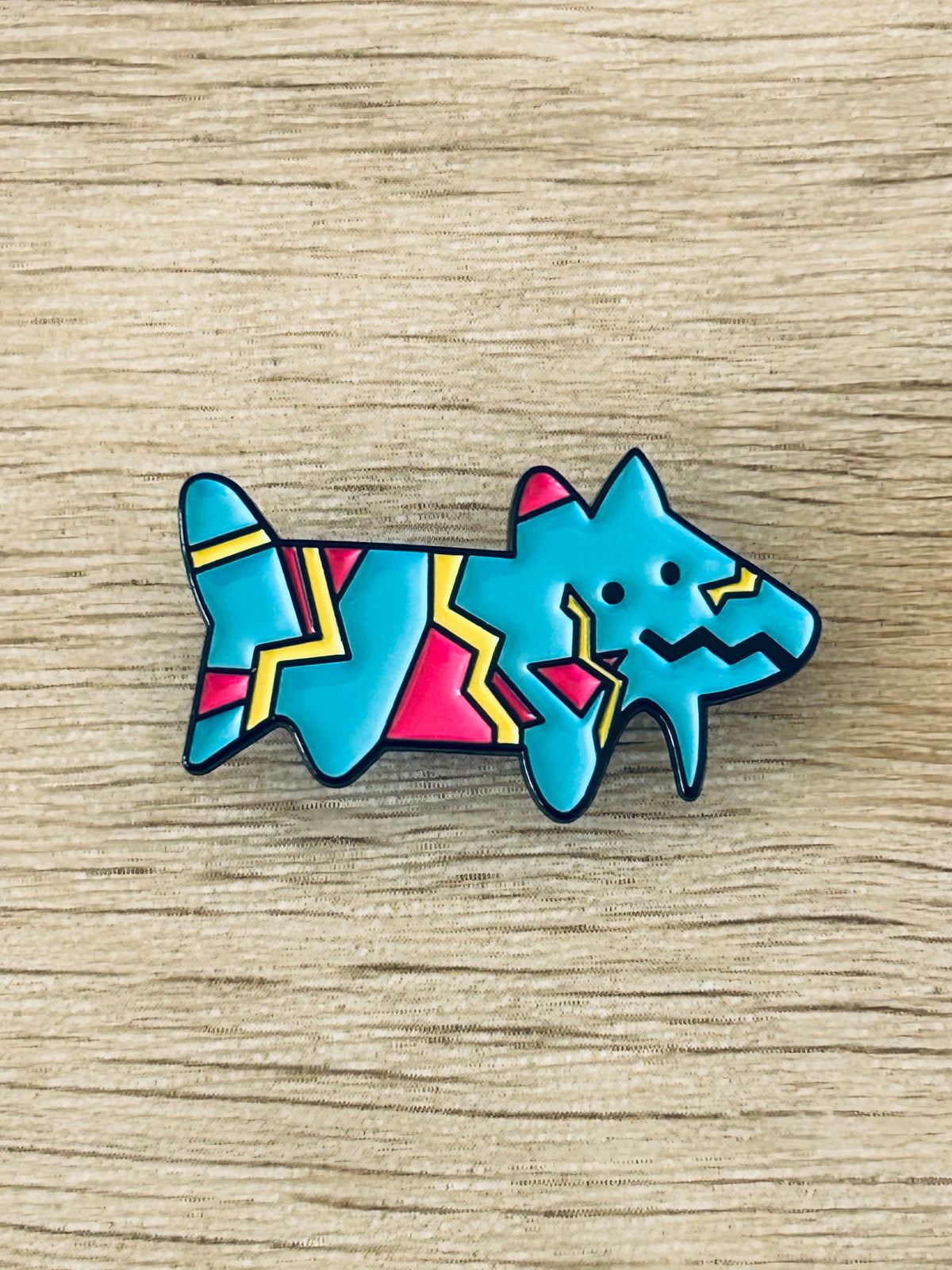 Épinglette chien géométrique turquoise et rose, motif coloré