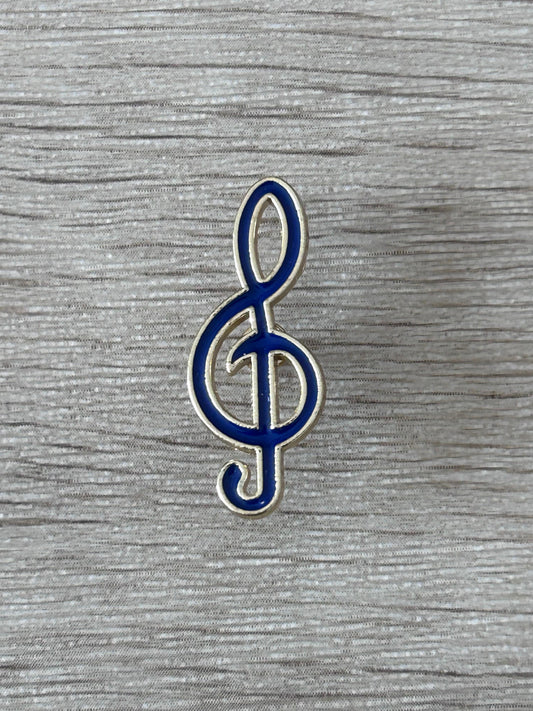 Pin's clé de sol émaillée bleu et blanche, forme musicale stylisée.