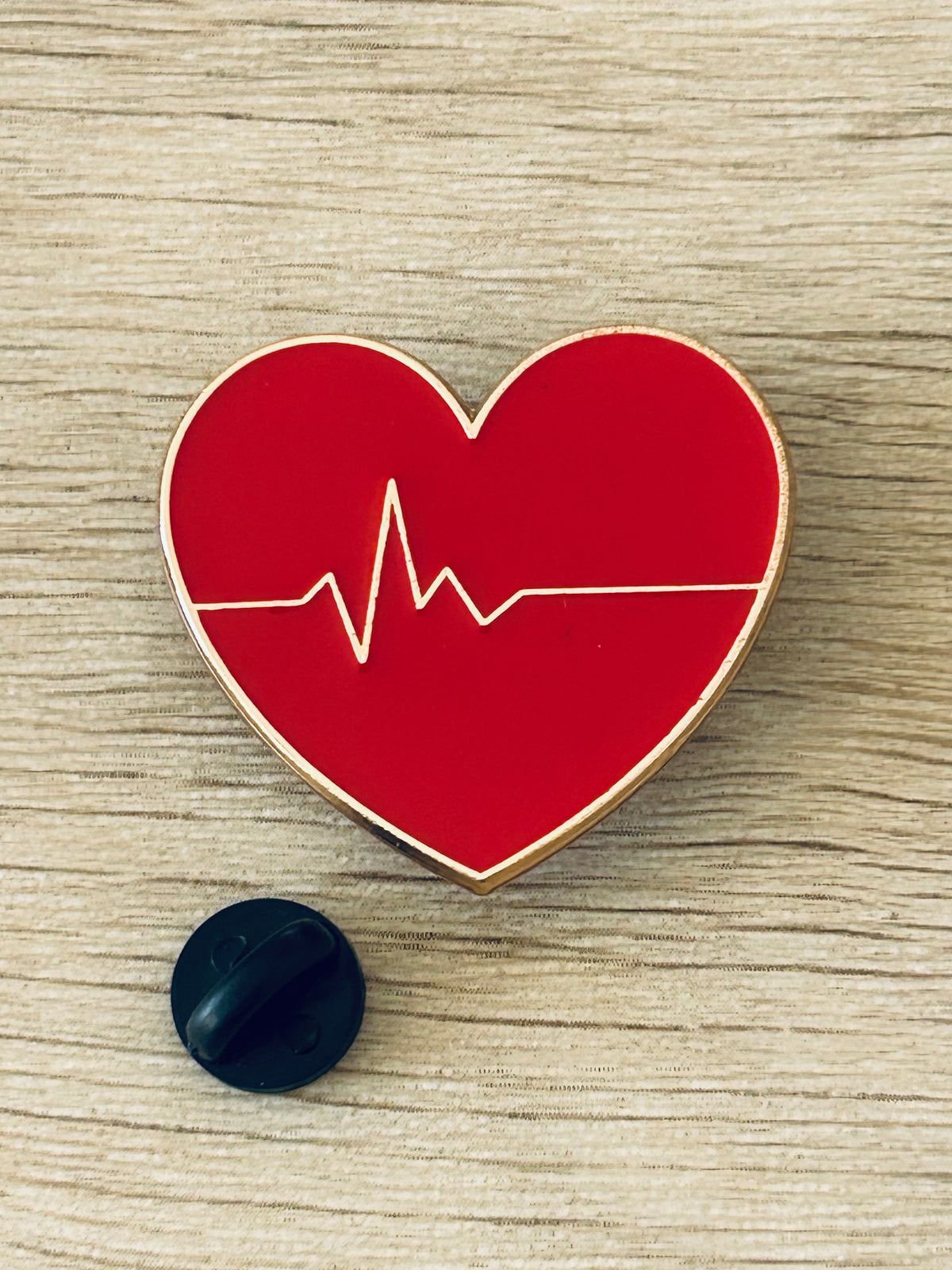 Broche cœur rouge ECG blanc, bord argenté, épingle noire.