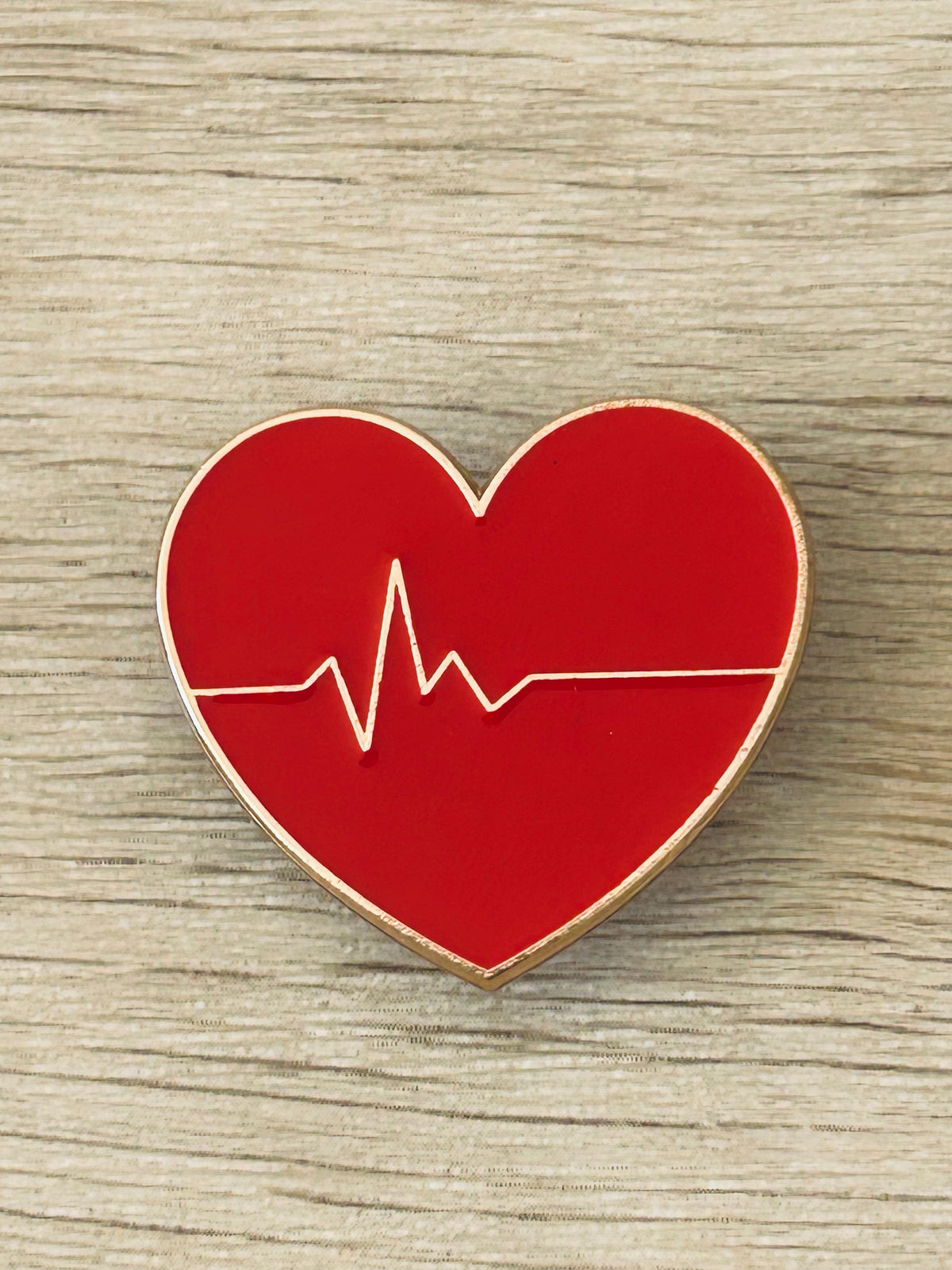 Broche cœur rouge ECG blanc, bord argenté.